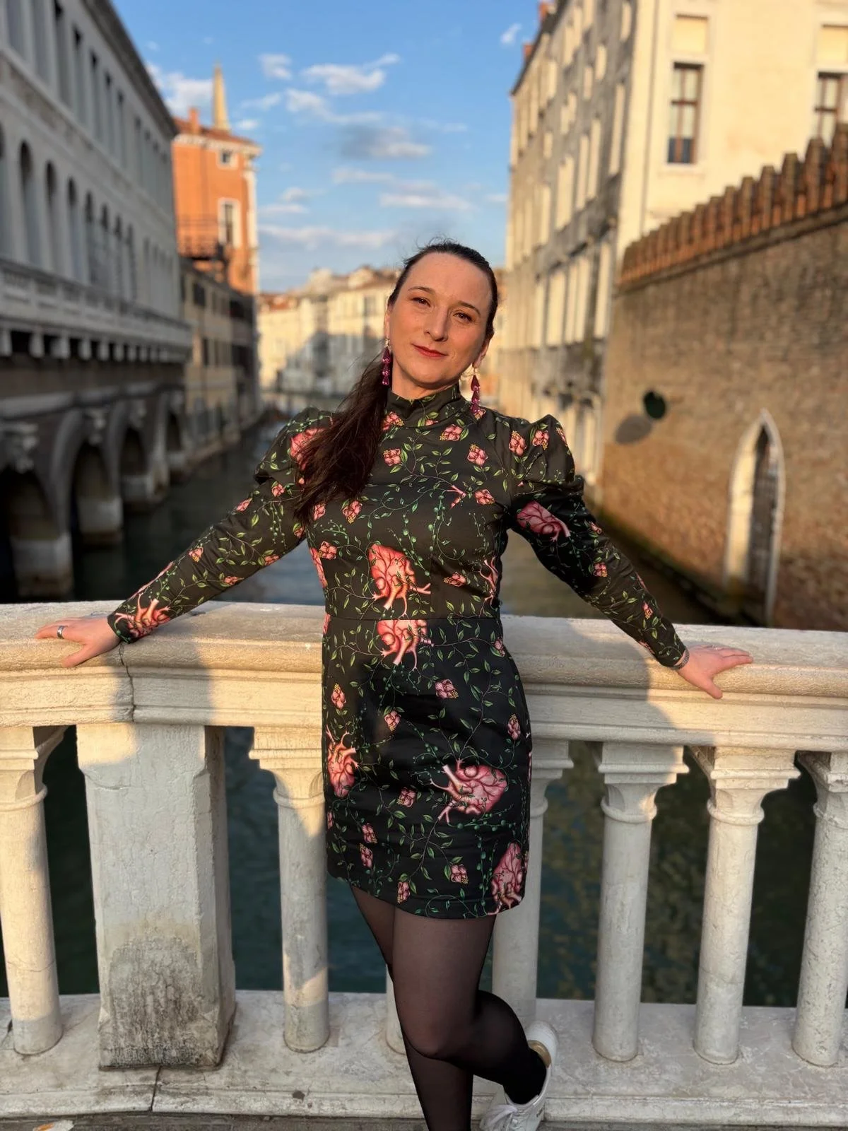 Upea @katrikrohnlassila @kirasjoberg kuvaamana Venetsiassa Farrah mekossa.
#jatuli_label #statementdress #printdesigner
