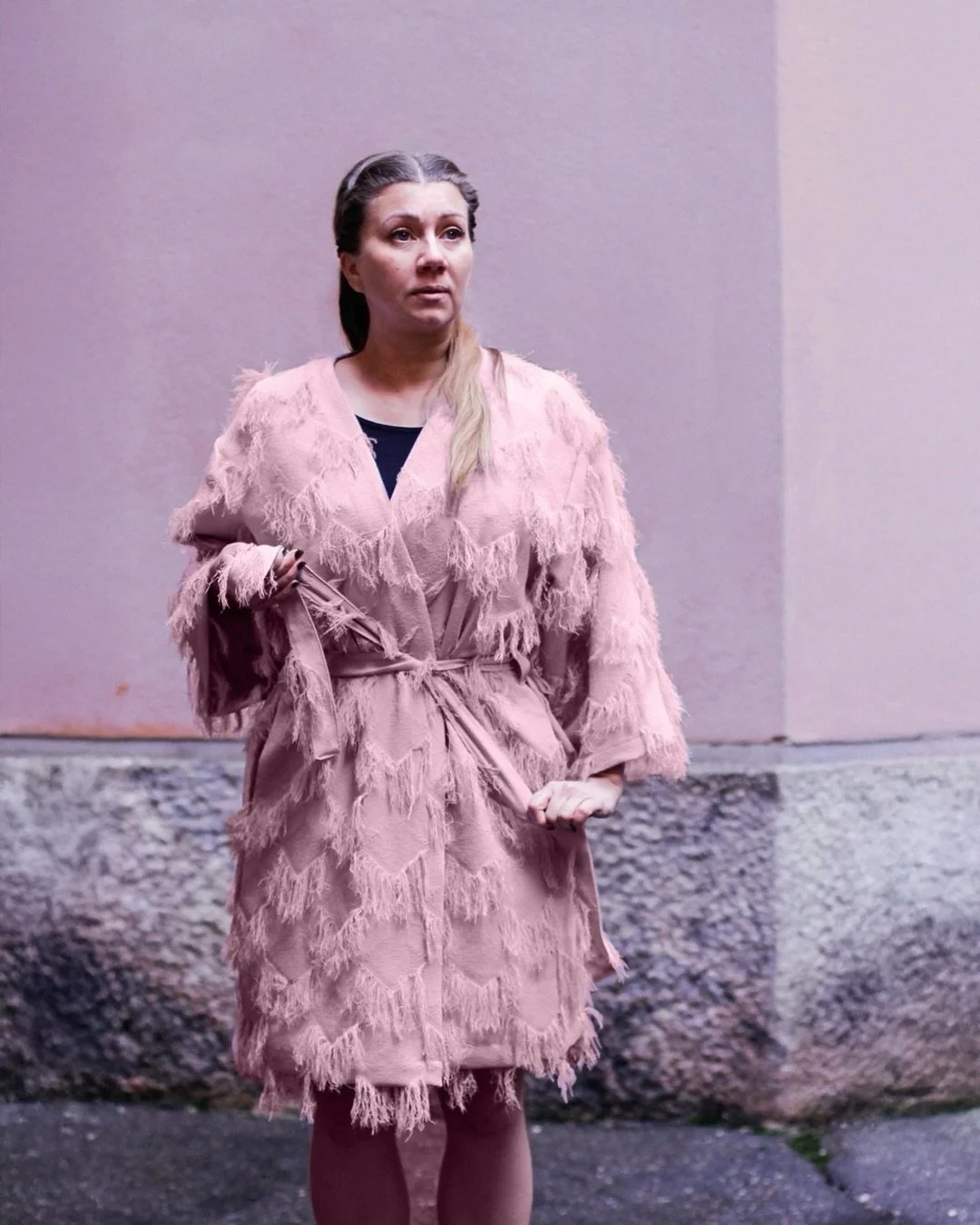 Hapsukankaasta on saatavilla my&ouml;s Josephine kimonoa ihanassa dusty rose-s&auml;vyss&auml;. Josephinen voi sitoa mekoksi tai k&auml;ytt&auml;&auml; takkina, omilla matkoillani vaatteet jotka voi pukea eri tavoilla ovat aina parhaita.
⠀⠀⠀⠀⠀⠀⠀⠀⠀
Lo