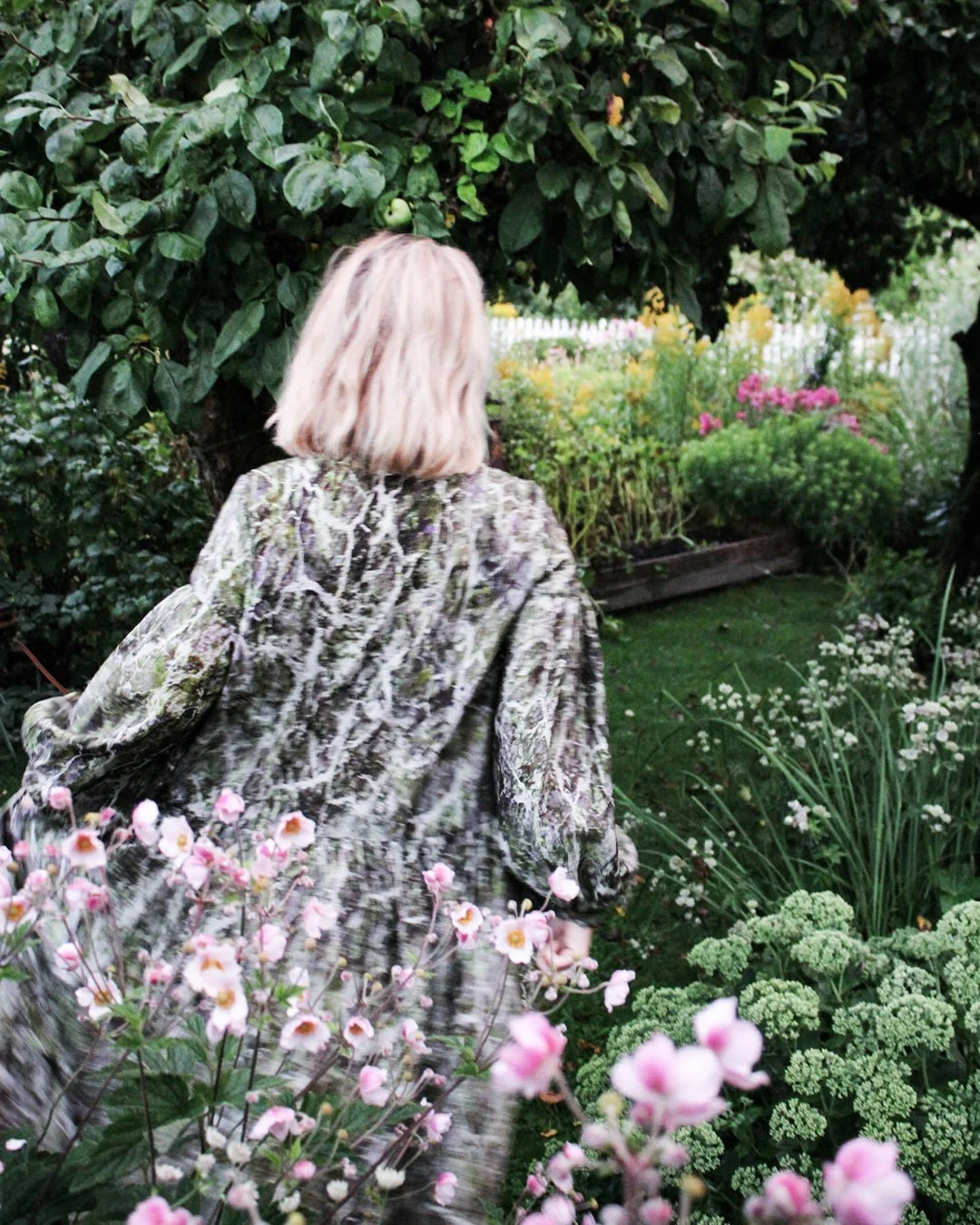 Dramaattisessa Anoushassa kelpaa tarkistaa tilukset!
Upeassa maximekossa on runsaat puhvihihat ja liehutteluun soveltuva helma.

Model Jenni

#jatuli_label #finnishdesign #maxidress