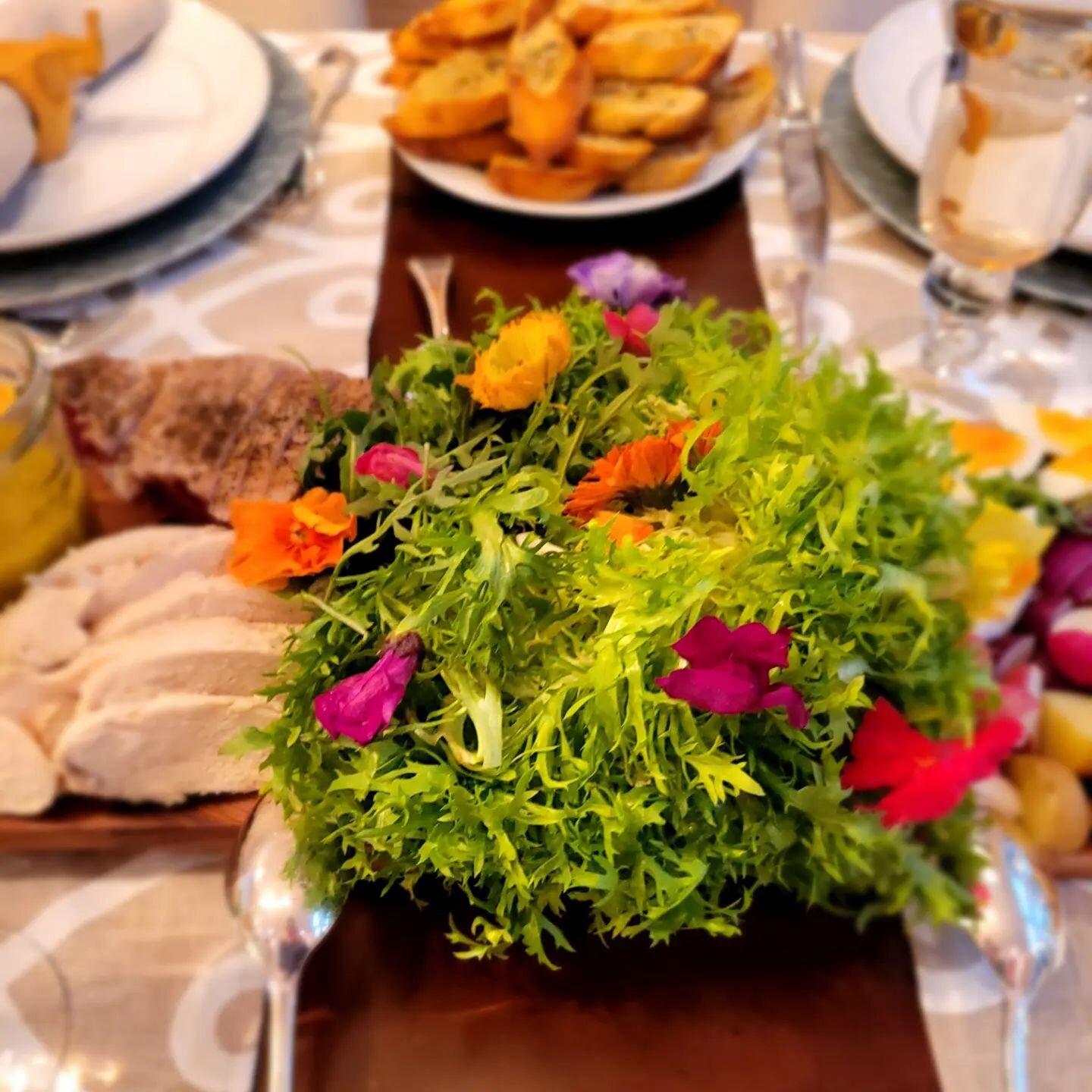 A neutral color palate doesn&rsquo;t have to be boring. Using a neutral table scape for a dinner party lends itself to layering textures. Neutrals provide a canvas, letting your food shine.

For example, when throwing a dinner party, what you&rsquo;r