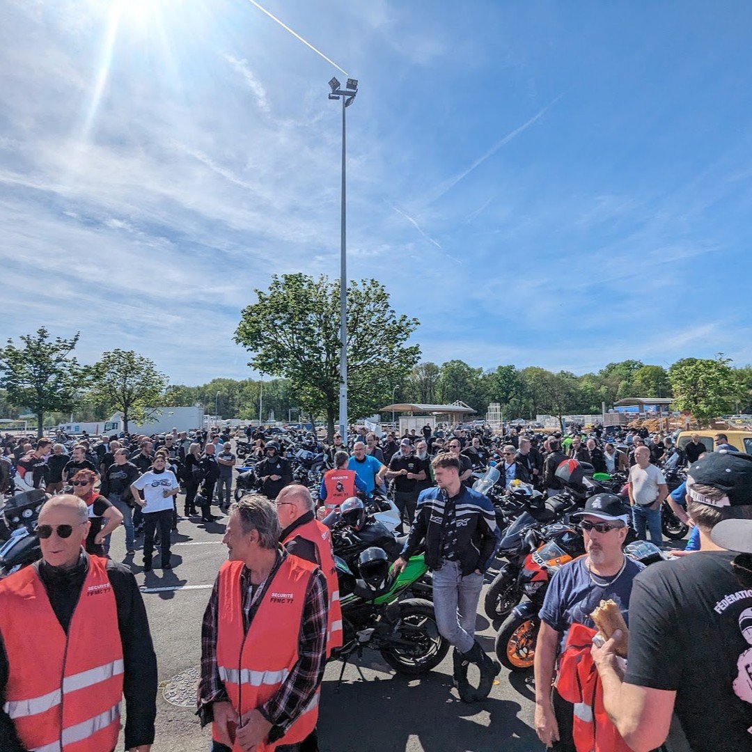 🏍500 motards au départ de la #ffmc77 pour rejoindre les 🏍14000 (estimation provisoire) à Paris pour la manifestation #ffmc nationale contre le contrôle technique !
Merci à tous pour votre mobilisation !🔥
https://www.ff
