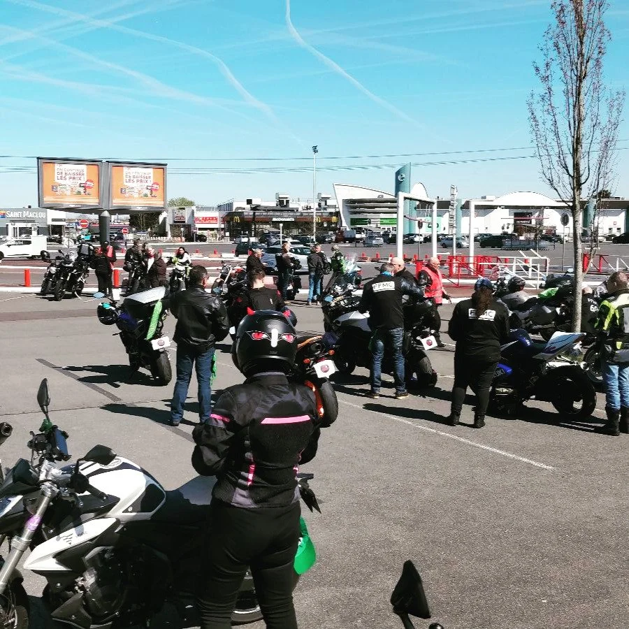 Les motards du 77 @fdffmc77 se rassembleront aujourd'hui à 12h30 au Carrefour de Pontault Combault pour rejoindre les #gueux à la grande manif' parisienne, qu'on se le dise ! Ensemble, plus forts contre les ZFE, pour #8Françaissu