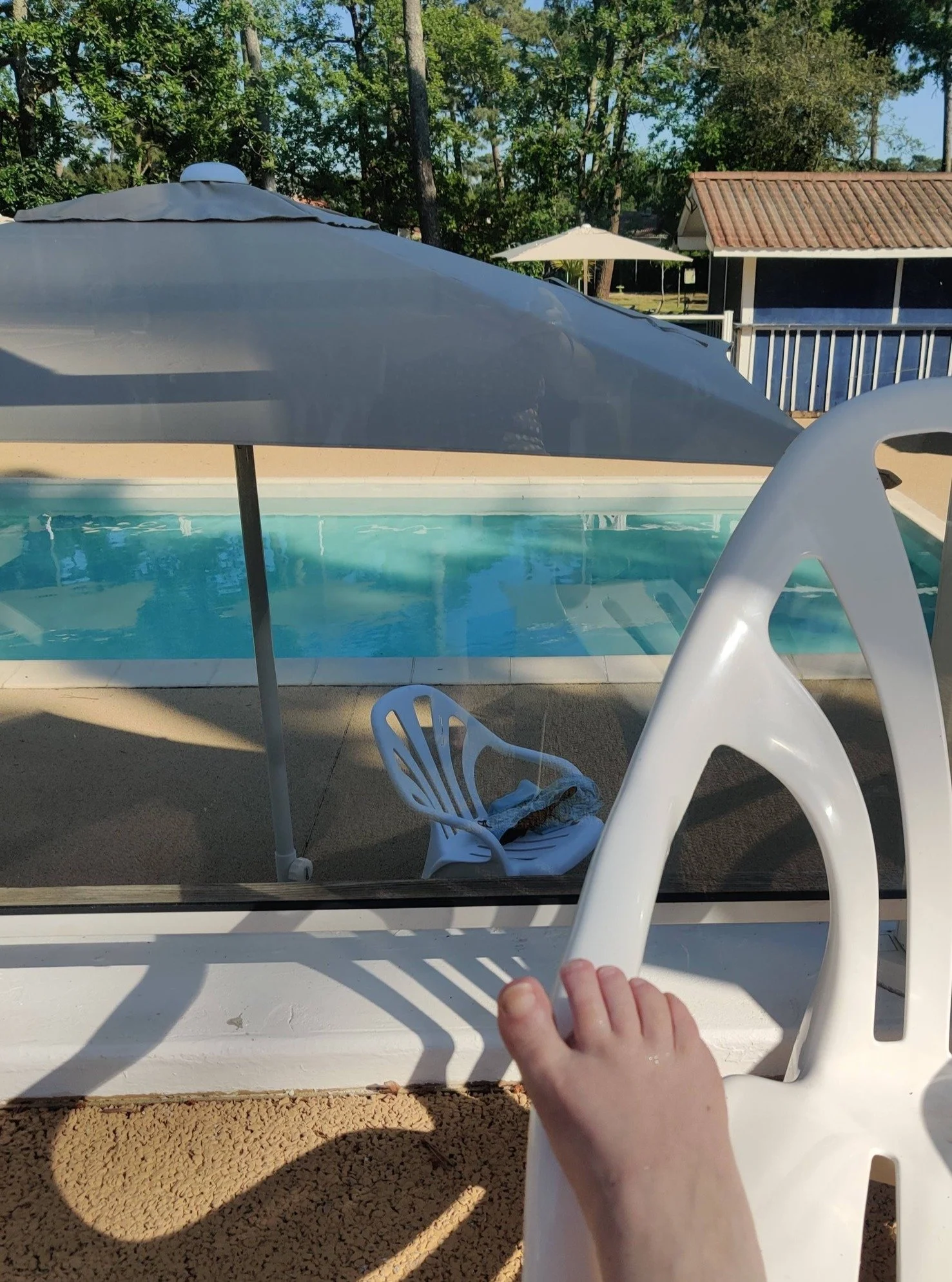 La finn des Assises de la FFMC approche. On profite de la piscine pour se d&eacute;tendre et prendre le frais. Puis on enchaine avec une super discussion avec Pierre et J&eacute;r&eacute;mie de @associationmotardselectriques sur leurs b&eacute;canes 