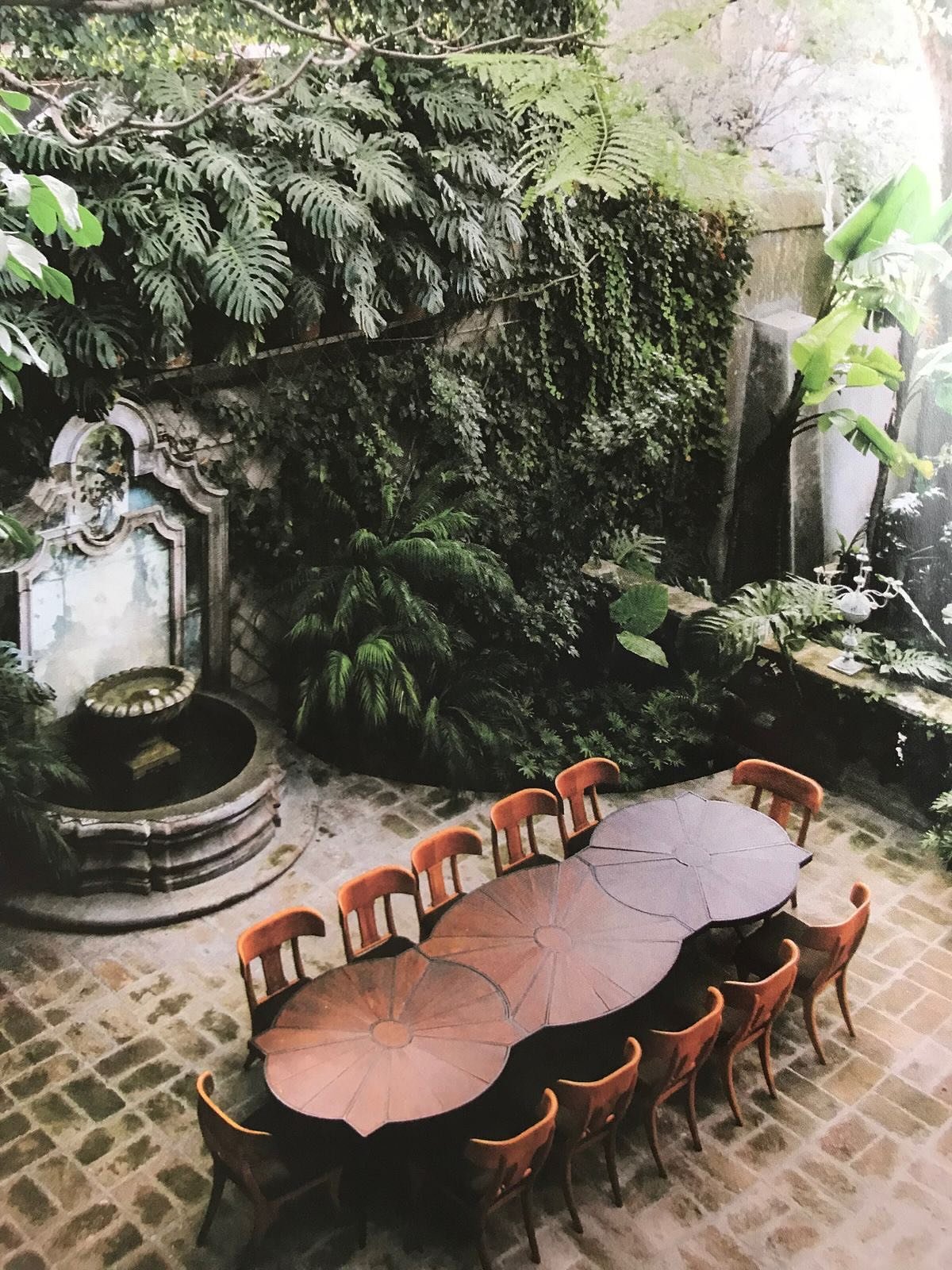 Garden party season has arrived 🌳 

A favorite on slide 2 of Paul Fortune&rsquo;s Laurel Canyon home x