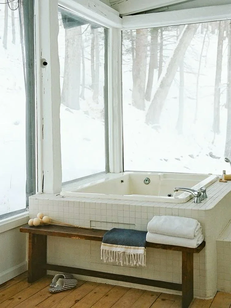 Dreaming of building a small hide away somewhere in the snow, with this tub exactly ❄️