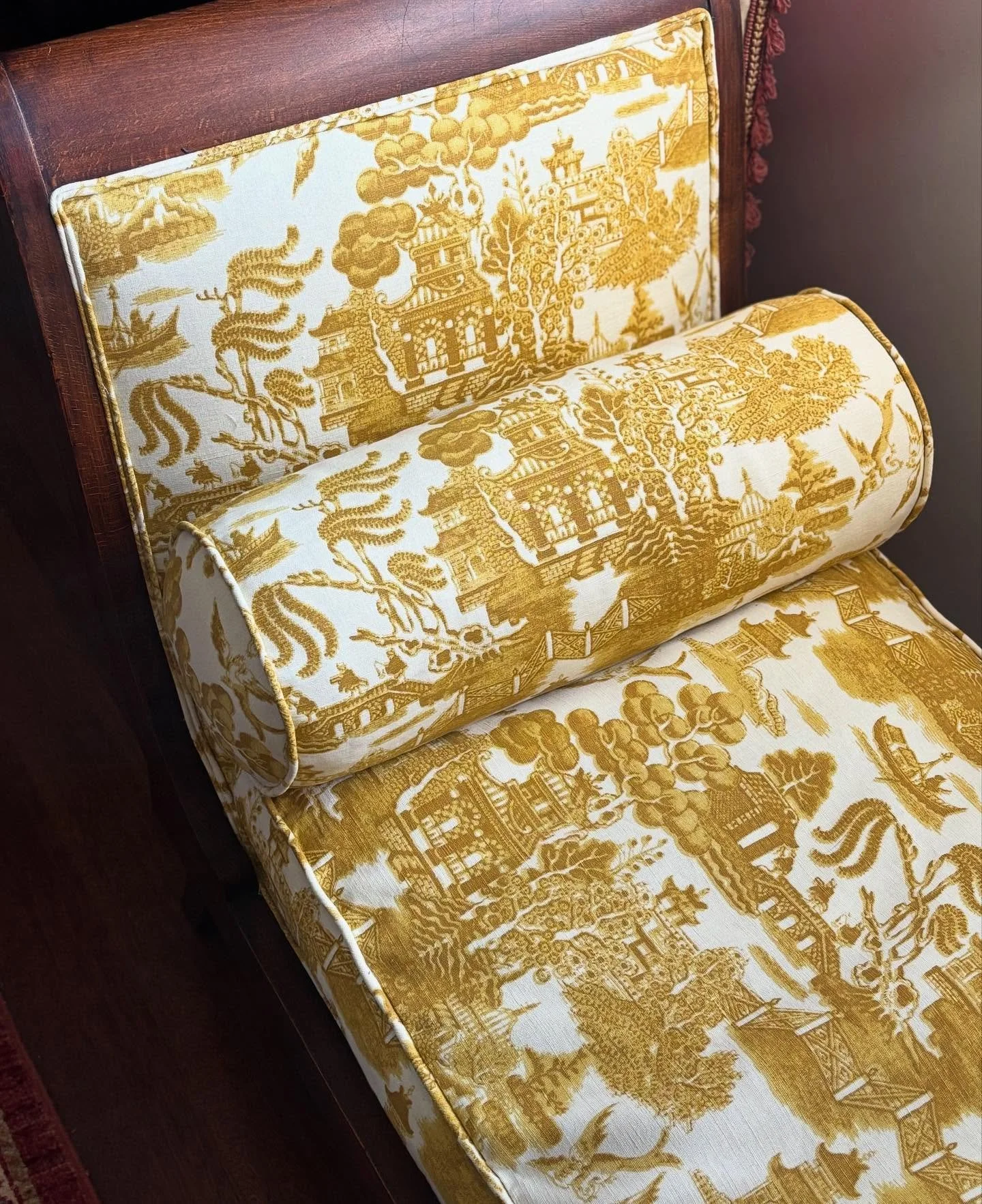 A little look into some more upholstery work. The perfect chinoiserie by @beataheuman 

#upholsterywork #fabricbybeataheuman #interiordesign #homedecor #daybedupholstery