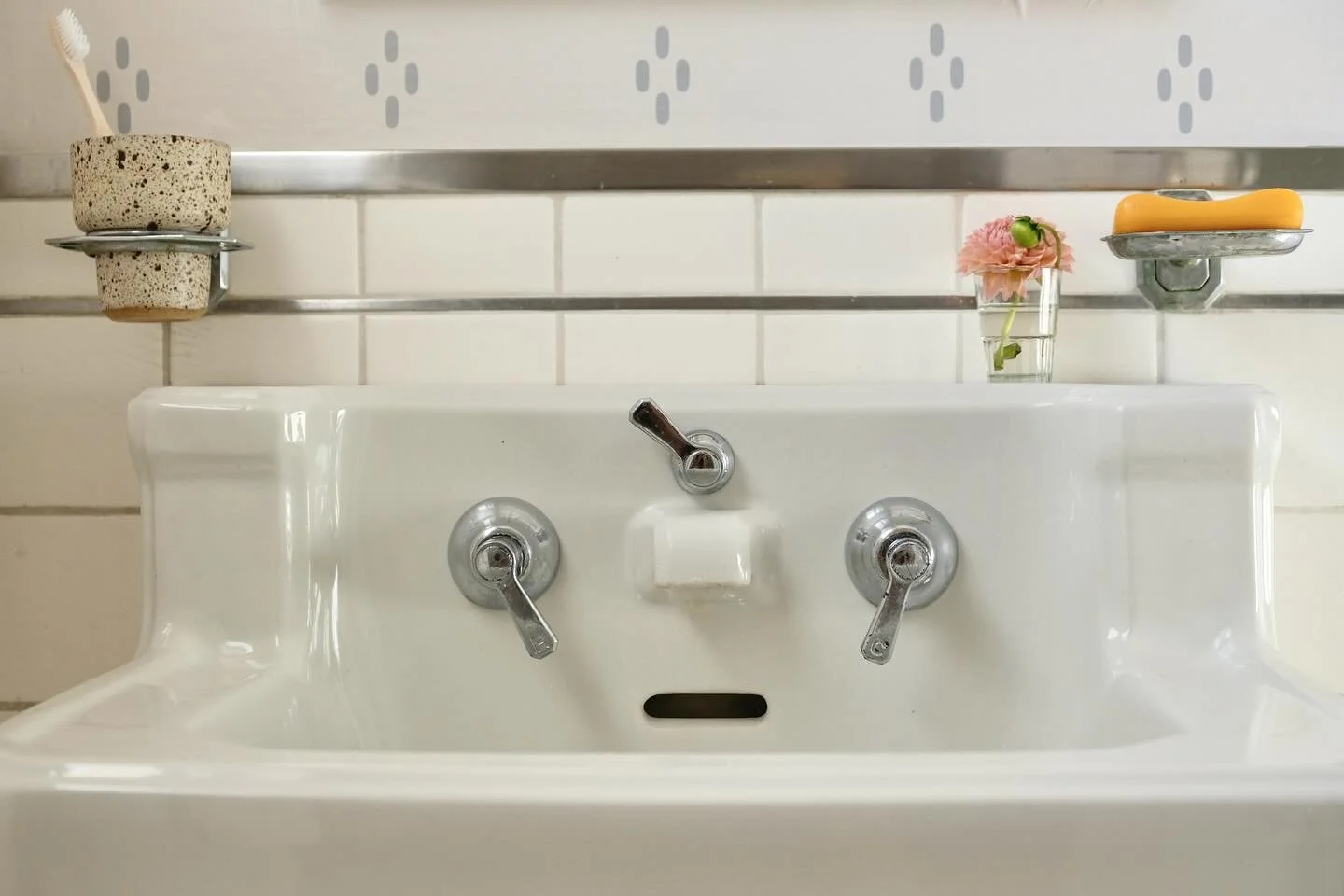 Home in Hollywood 

📷: @gusacord &amp; @pablogreenlee 

#artdecobathroom #hollywooddesign #homedecor #interiordesign #vintagepowderroom #manoushka #manoushkalife