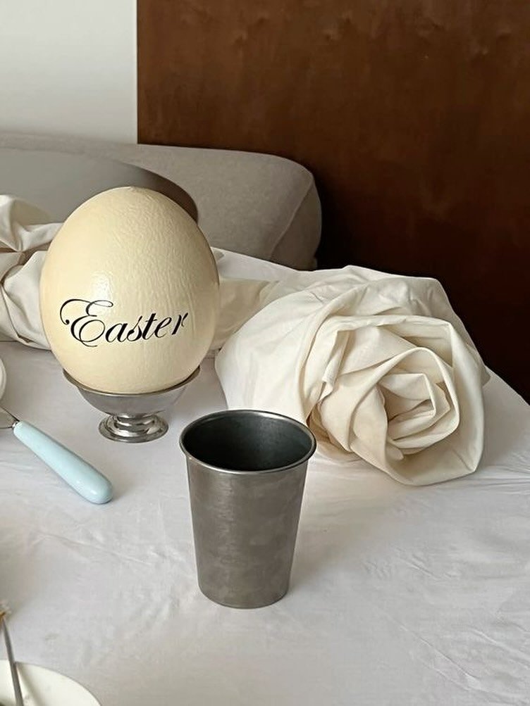 Minimal, but chic. Love the subtle detail of cursive on this Easter egg 🐣

#eastersunday #eastereggdecorating #spring2026 #simpledecor