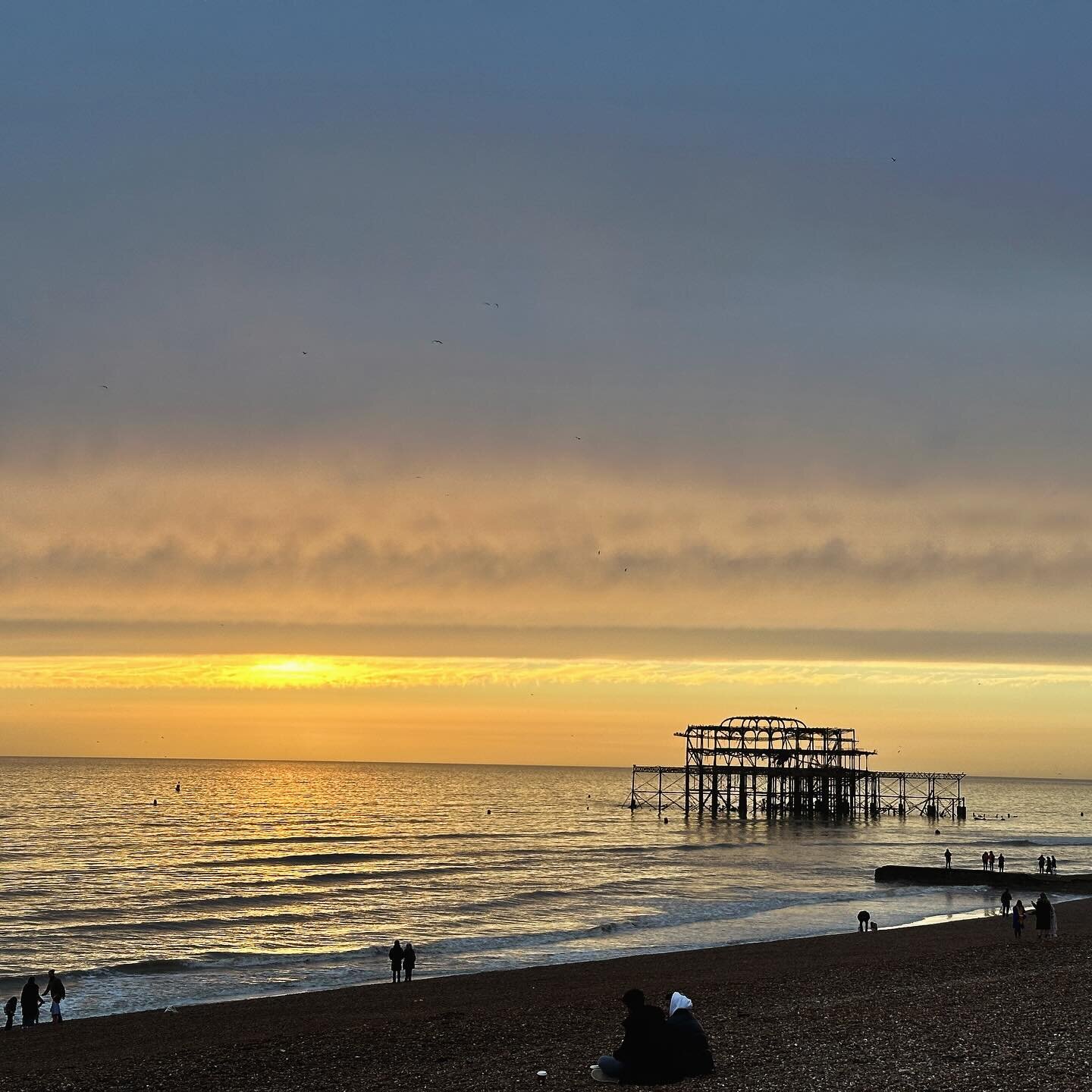 Winter sunset on #Brighton Beach, a visit to the @btnseafront and a walk through Regency Square. Shared coffee and conversation at delightful @dandycoffeebrighton and wandered the North Lanes to lunch at @permitroombrighton. A very successful day!

#