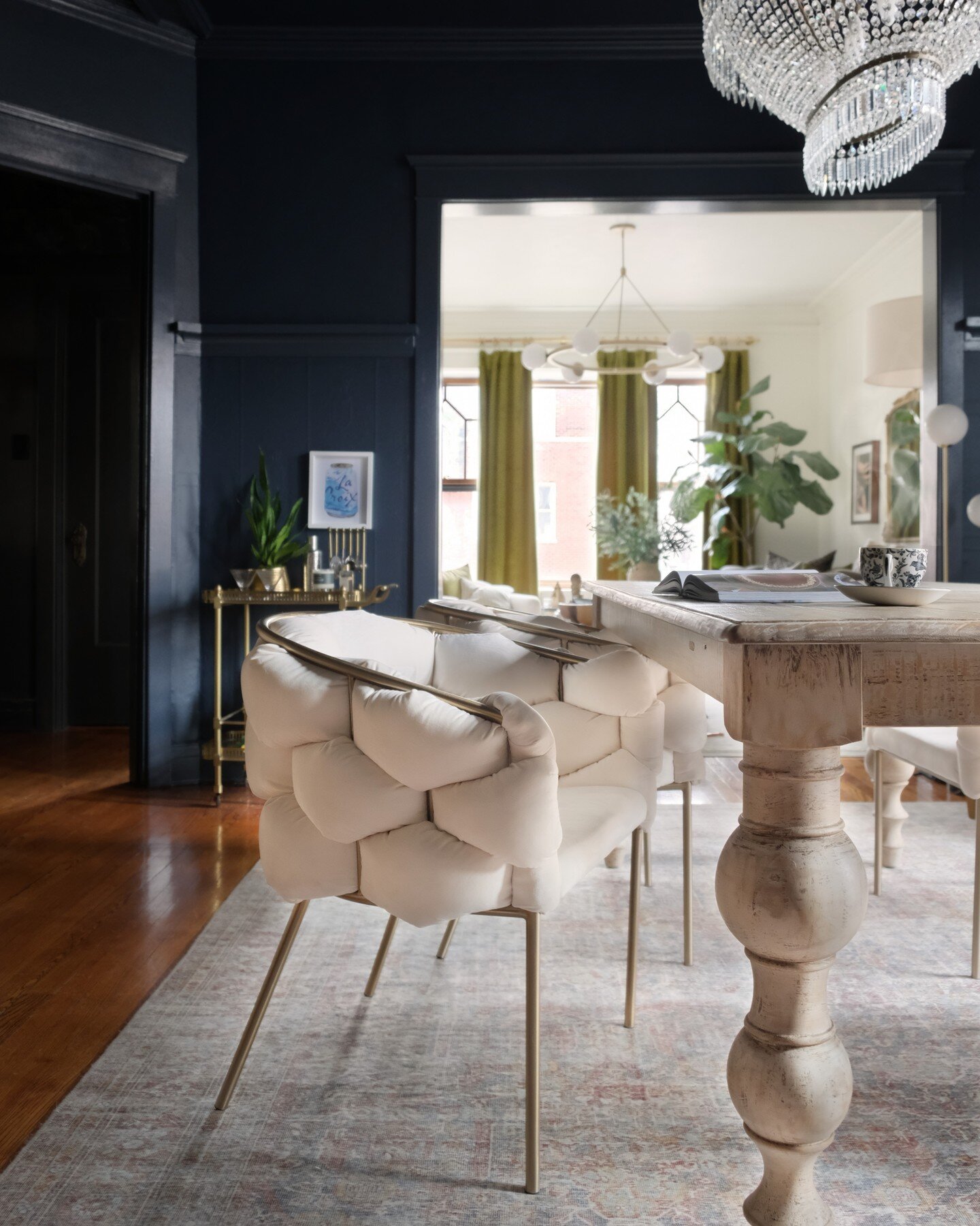 ☁️ Cloud chairs are fitting in really well with yet ANOTHER cloudy, snowy day in Chicago. I bought these chairs to pair with my new dining room table that's on backorder, but I actually don't hate them with my existing table!
〰️
#WavelandThroughAWind