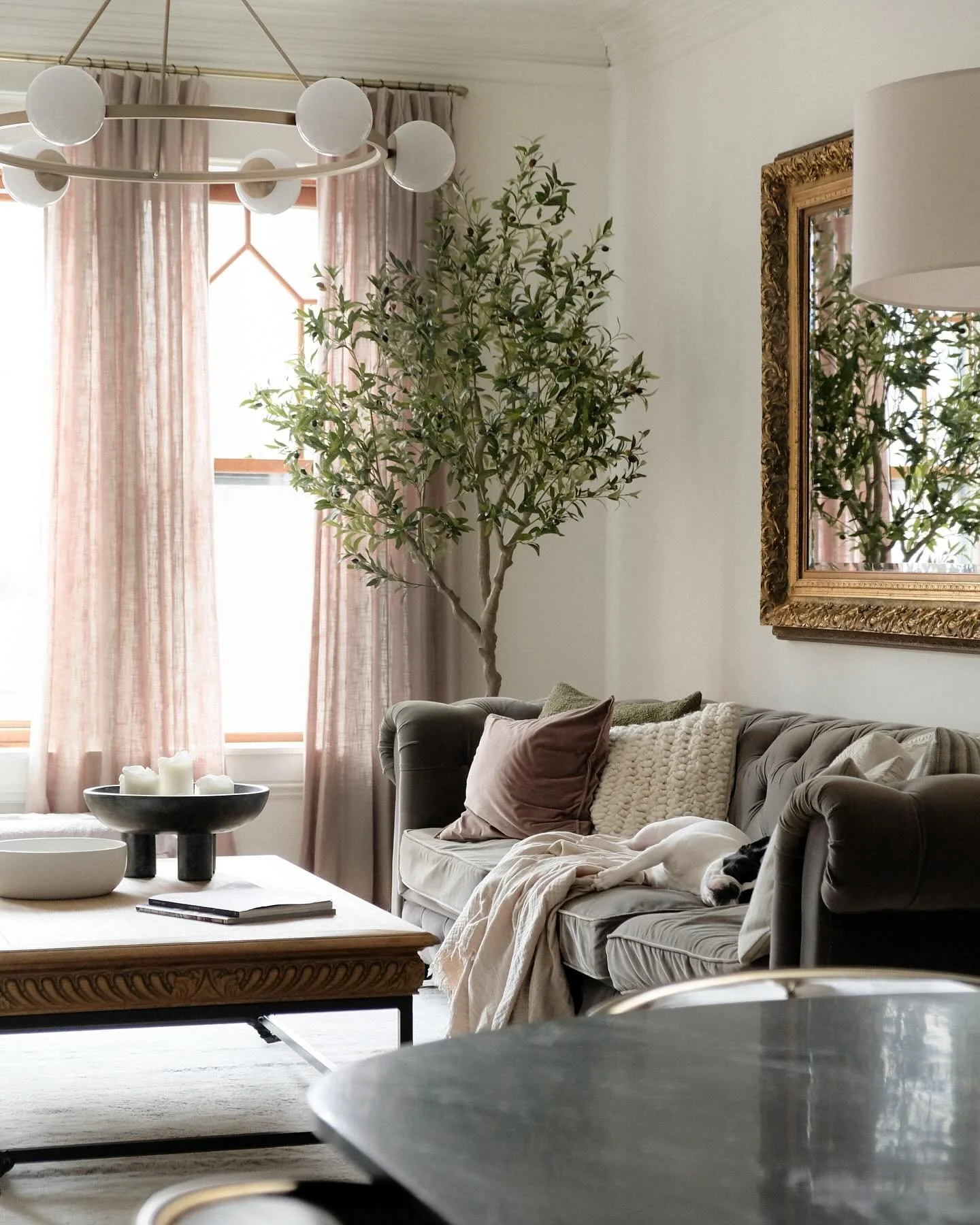 ☀️ I’ve been making small swaps to bring some Italian warmth to the lounge. A recent find was this stunning (and enormous!) gilded mirror I stumbled upon on FB Marketplace for just $200. I paired it with an olive tree, pleated linen curtains on