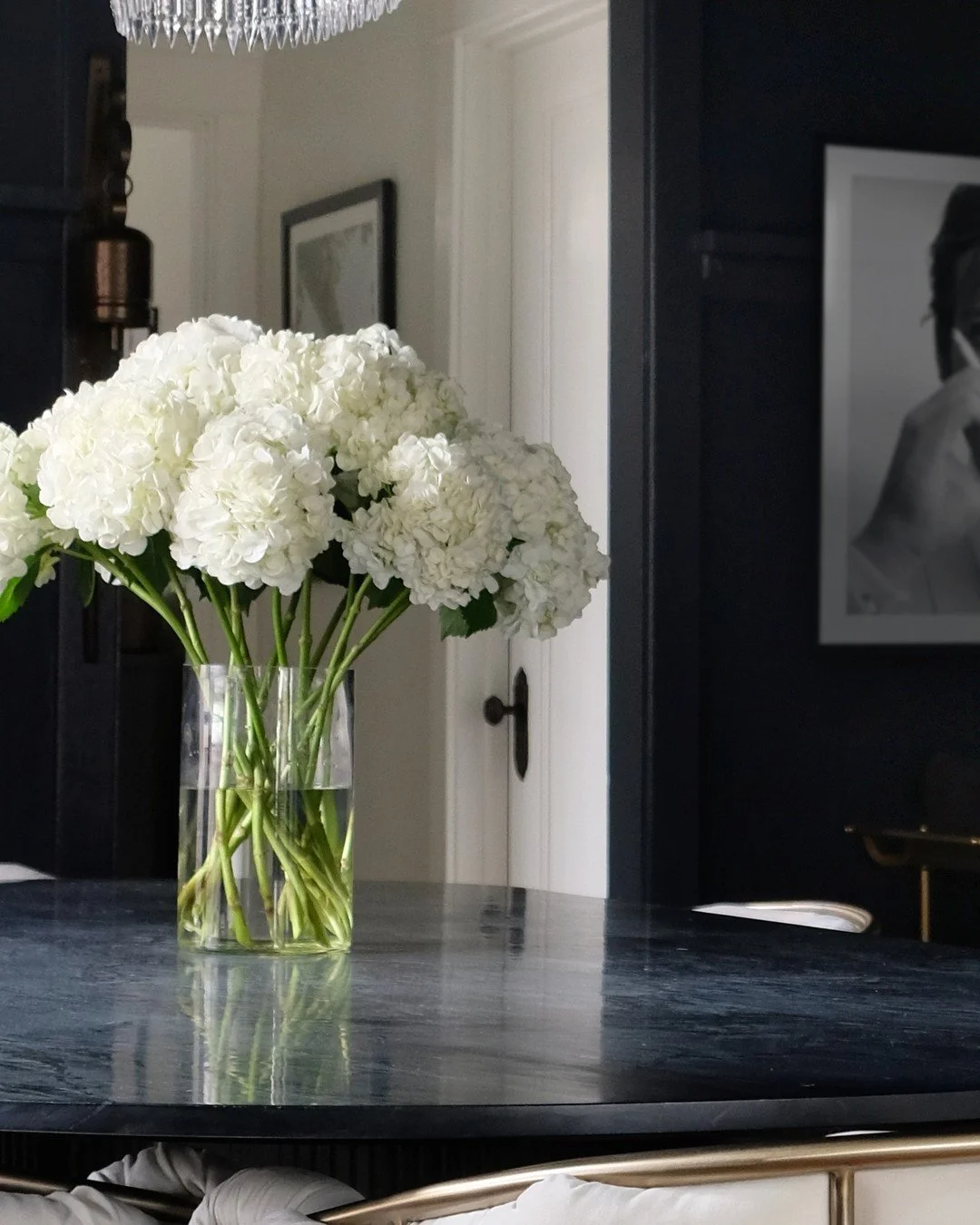 👋🏻 It's been a while! I had some family visiting yesterday and found this vase and hydrangeas on Amazon earlier in the week. Hydrangeas are always so finicky for me, but I tried some new hacks to keep them looking fresh and they have been thriving.