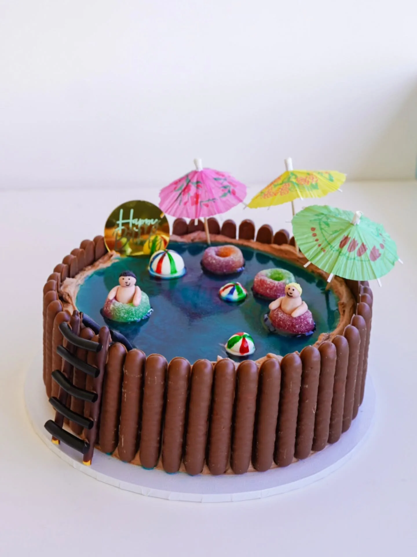 When I was asked by @thecleaningcollectivenz to recreate an old school cake I was actually so excited! 

I mean, this is nostalgia to the max! It took all my willpower not to spruce it up a little 😂😂

#oldschoolcake #nostalgiccakes #nzcake #aucklan