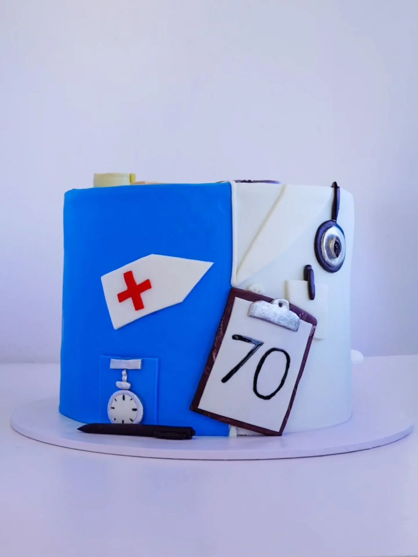 I phoned my sister about this cake, as she's a nurse, and asked her what the essentials are for a nurse as well as for the doctors side! I got quite a few of them on I think 

Did I miss anything? 

#doctorsandnurses #cake #torbay #nzcake @pettinice 