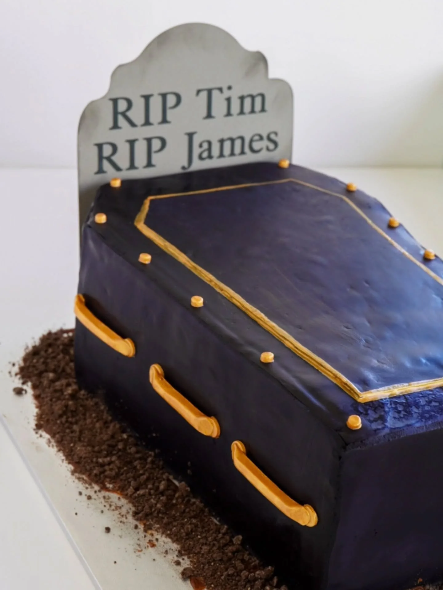 I don't know the story behind this one but I really want to 🤣🤣🤣

Thanks to @toppersand_tags for the awesome gravestone topper which finishing off this coffin cake perfectly! 

#coffincake #gravecake #nzcake #aucklandcake #northshorecake #aucklandn