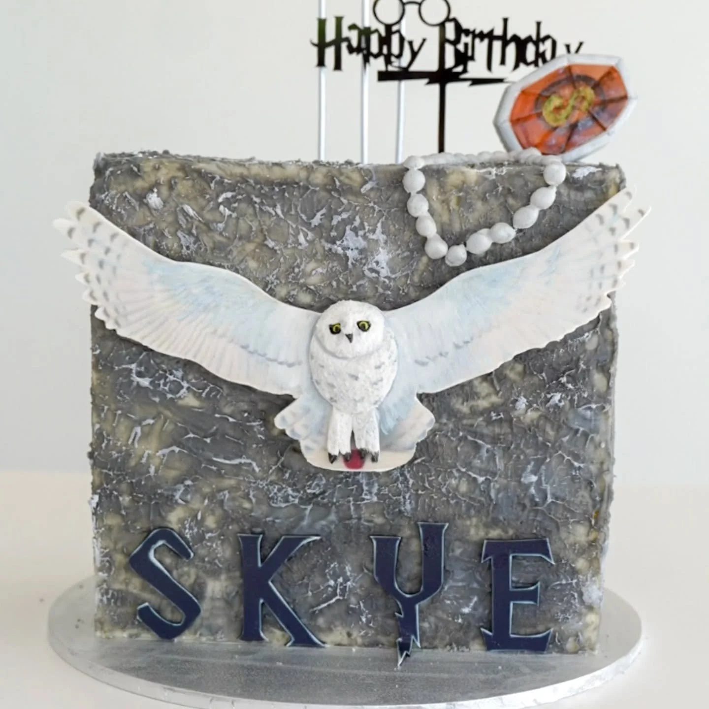 The Hedwig cake with a hint of Slytherin.....

#hpcake #wizardcake #owlcake #nzcake #aucklandcake #northshorecake #birthdaycake #bespokecake #torbay