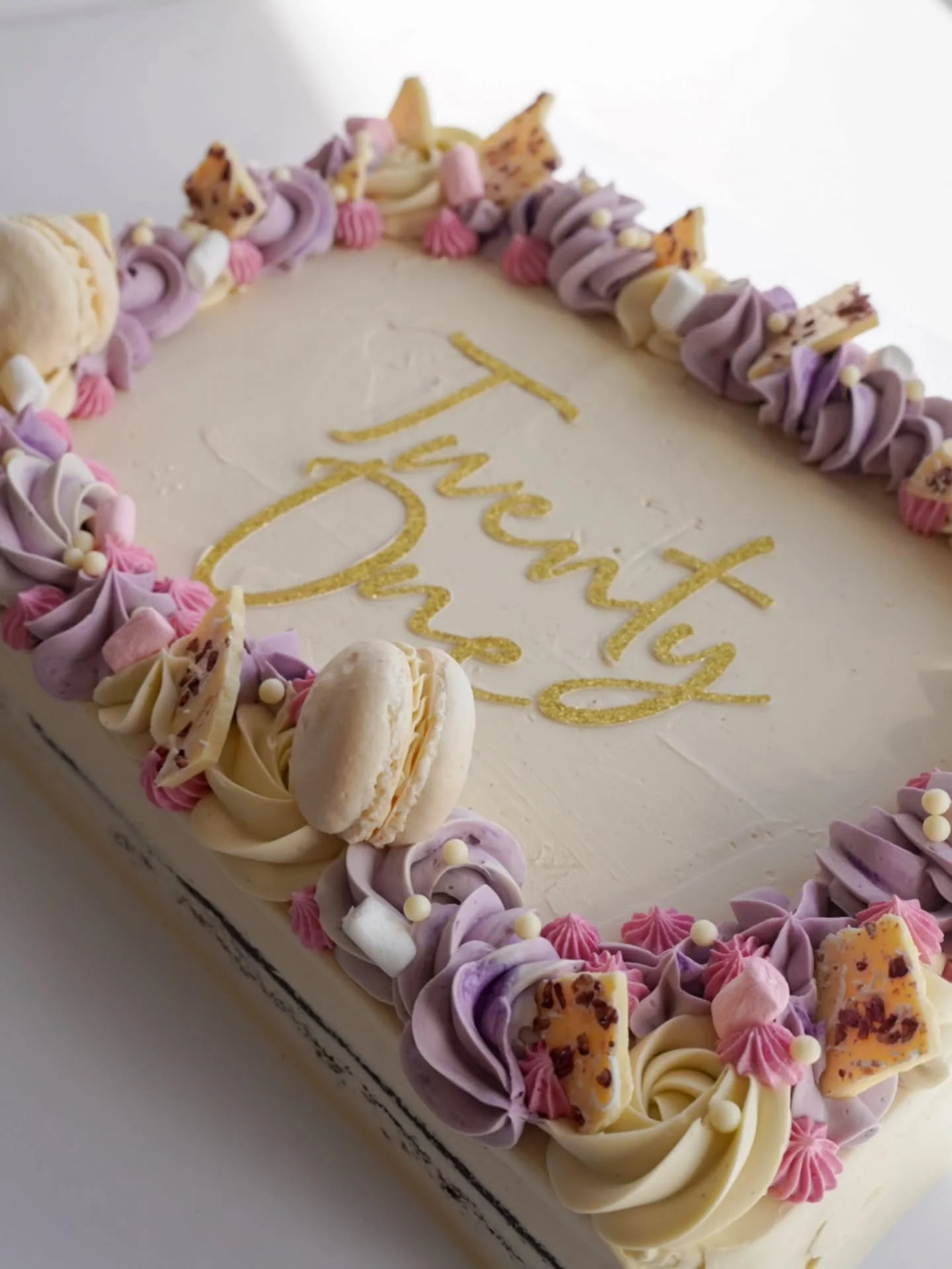 A 21st slab cake in pinks and purples. Super pretty ey! 

These are available on my website. They're approximately A4 sized and come on a 16 inch board. 

Super cute 😍😍😍

#slabcake #nzcake #celebrationcake #pinkandpurple #aucklandnorthshore #cake