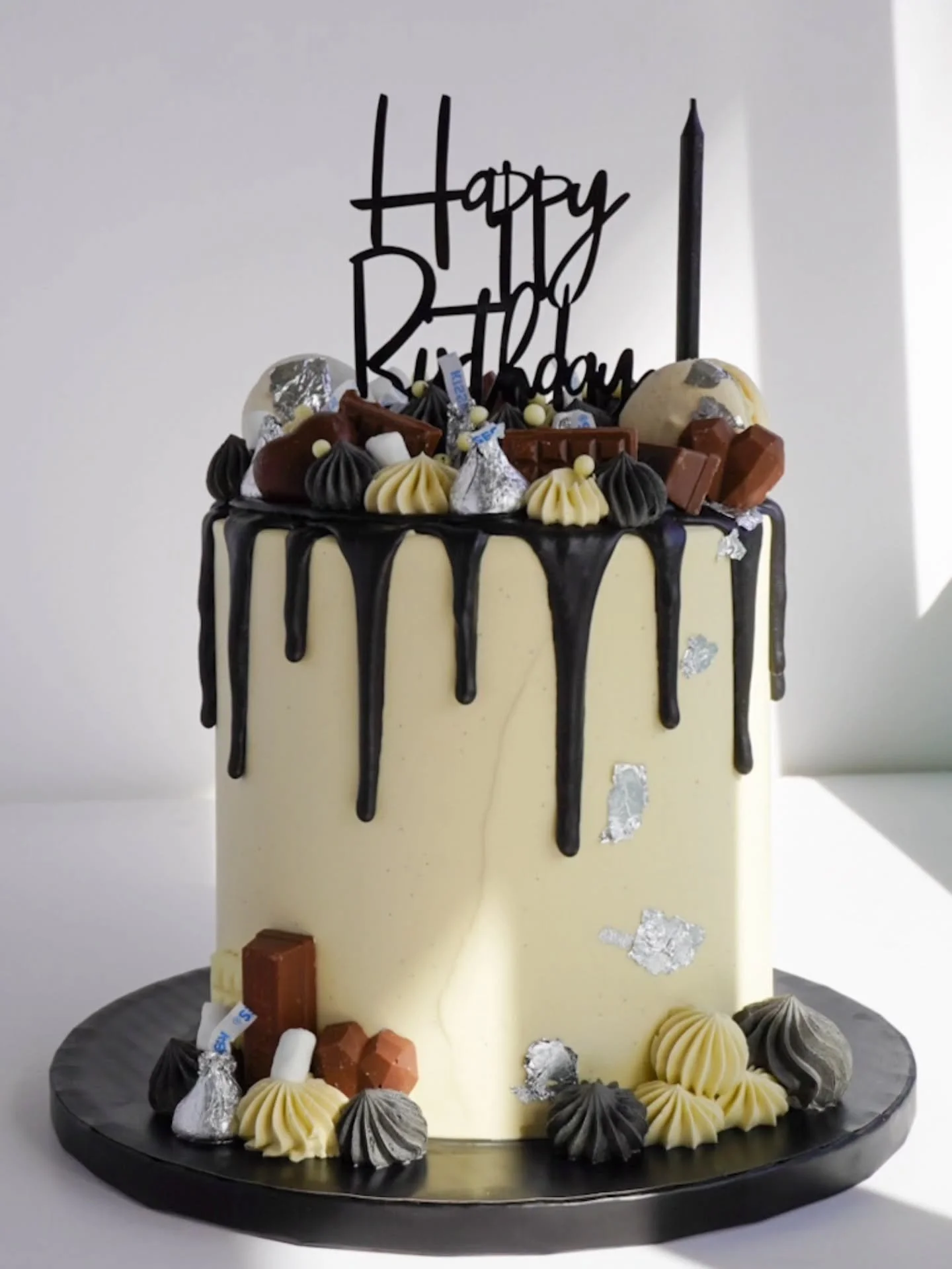 I'm so behind on posting! This was a party bundle deal purchased via my website with the theme of black and a hint of silver. 

Cake, macarons and cupcakes, the prrfect combo?? 

#cakebundle #partyfood #nzcake #aucklandcupcakes #aucklandsweettreats #