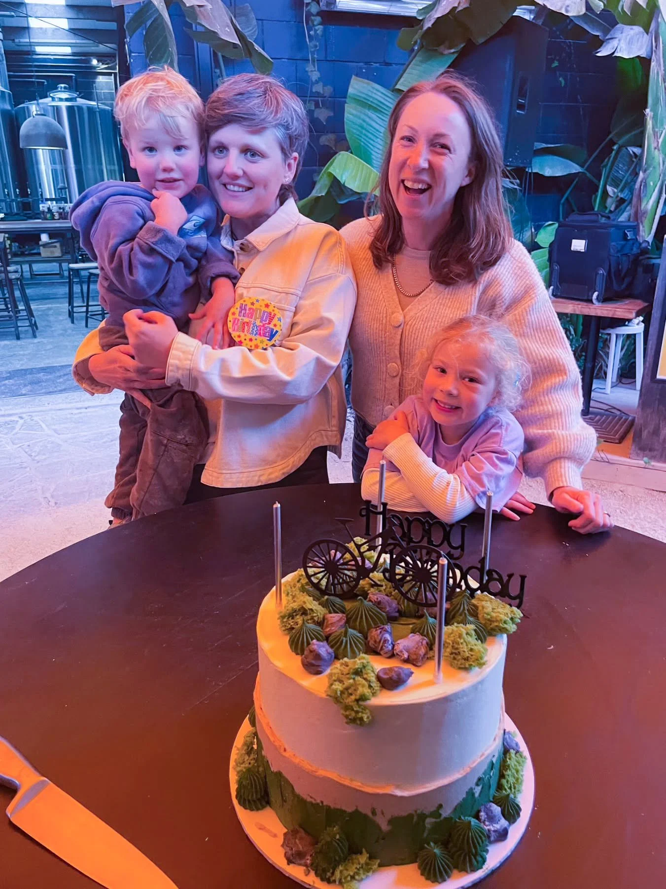 The most gorgeous family with the most gorgeous cake to celebrate! 

@toppersand_tags created the awesome bike for on top 

#cycling #bikecake #aucklandcake #torbay