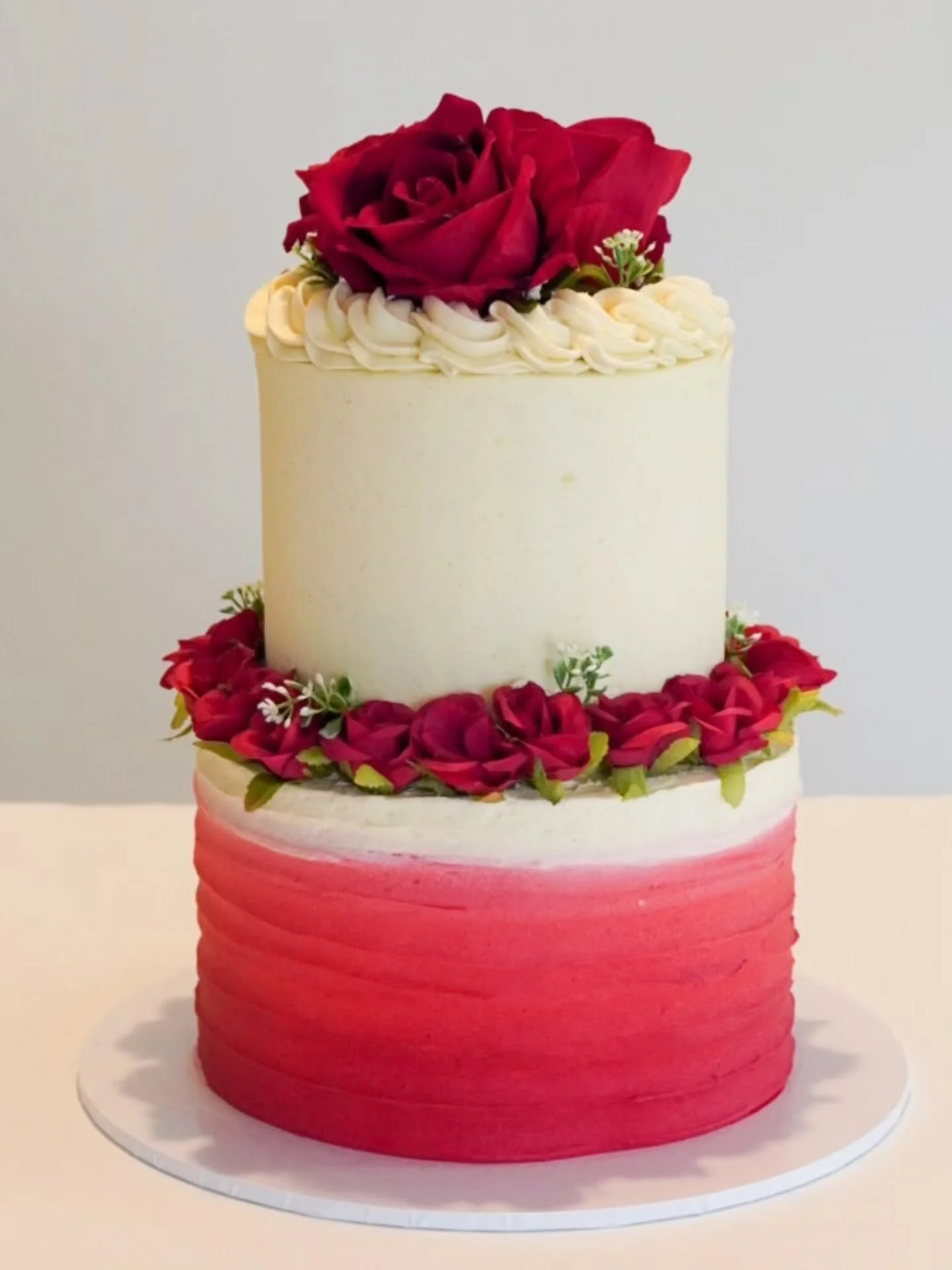 Ombre and roses. This cake went out for delivery a few months ago. Swipe to see the feedback 💜💜

I have the best clients 👌👌

#tieredcake #aucklandcake #2tier #celebrationcake #birthdaycake