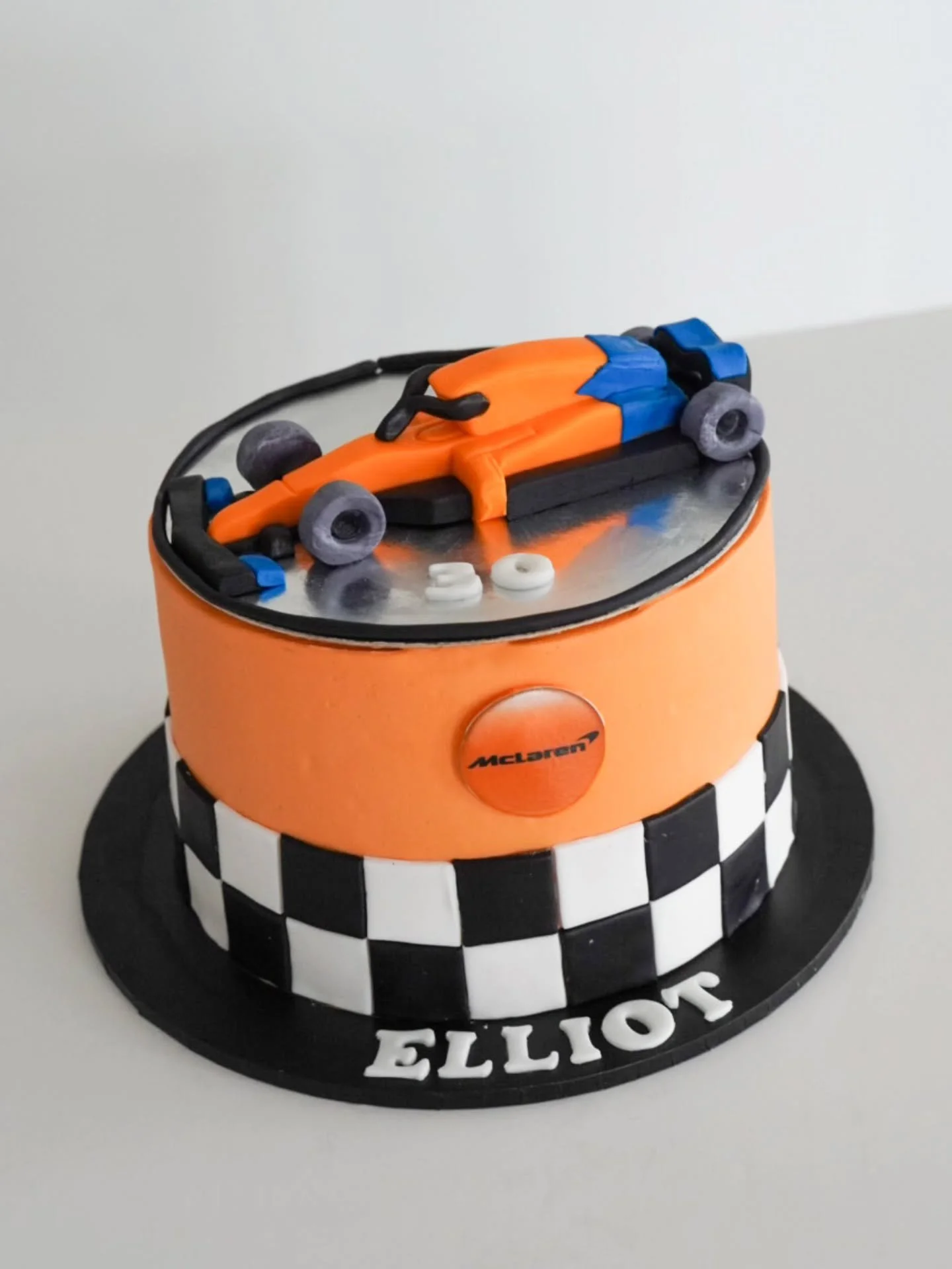 Removable cake topper! Its sometimes fun to place a fondant topper on its own cake card. This makes it super easy to remove AND to keep if you so wish! 

#caketopper #fondant #nzcake #aucklandcake