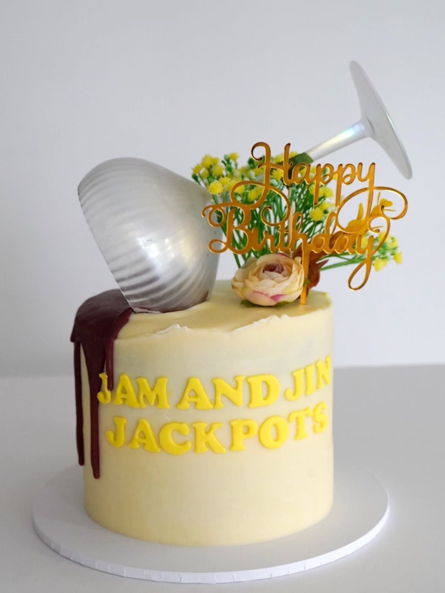 This was the second cake of 3 for an event, such a brilliant selection! First was the car, this one was of course the spilt drink, the next I'll show you on my next post 👌

Ganache finish with artificial flowers and an accent drip all with hints of 