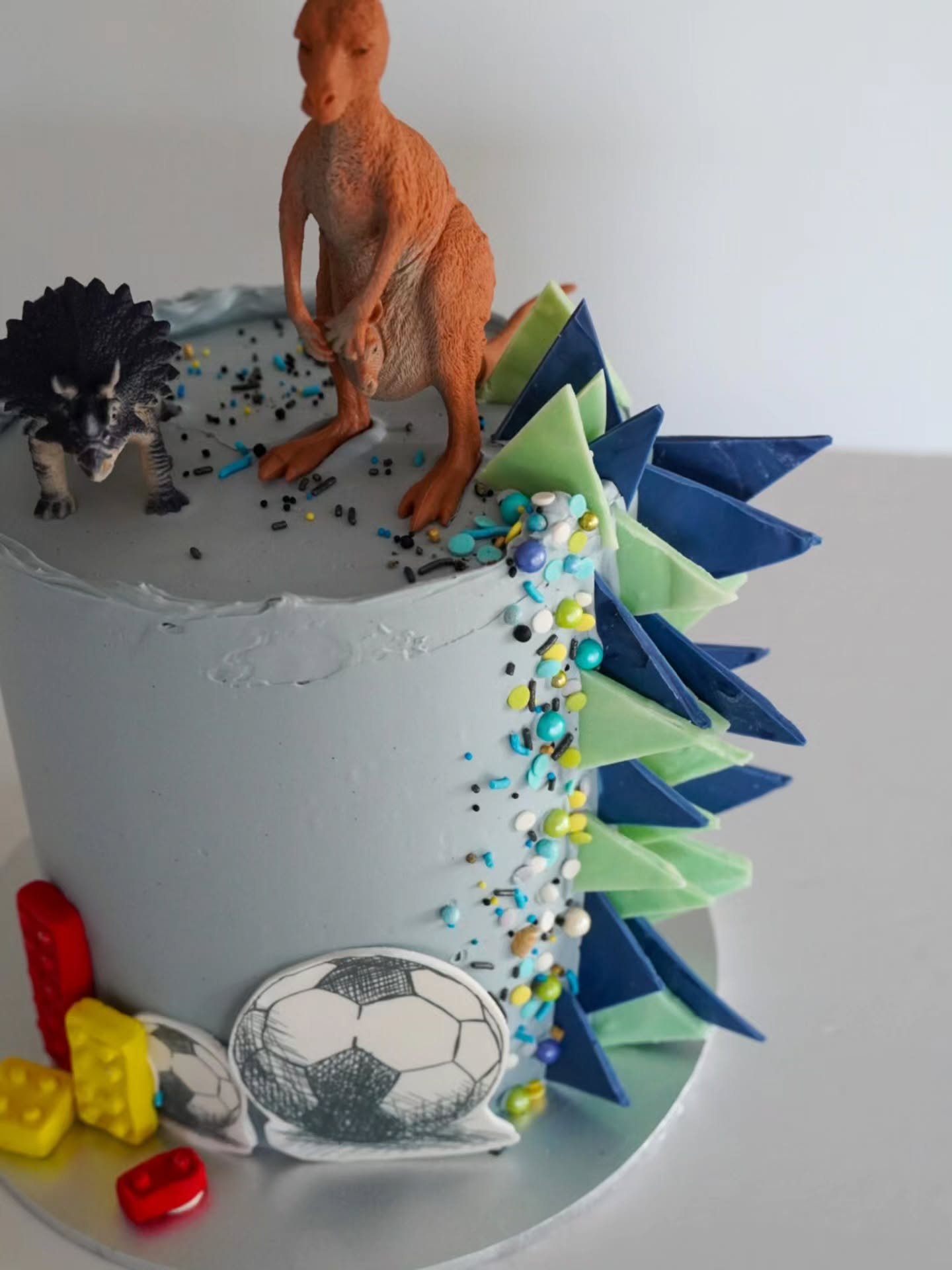 When your themes are combined.......football, lego, dinosaur and kangaroo......these are always the most fun! 

#kidsbirthdaycake #nzcake #aucklandcake #celebrationcake