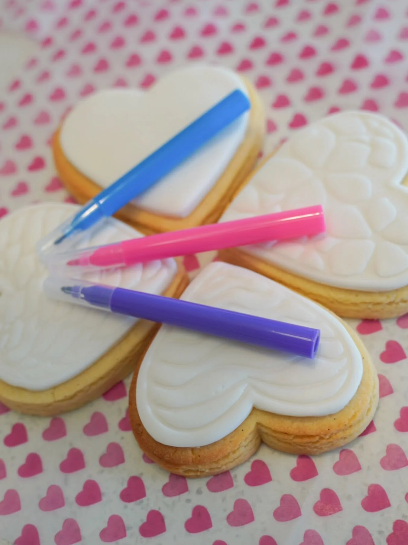 Cutie heart cookies ready for decoration, all edible!

Decorate, customise, gift and eat 😉😉

Available next week!!

#paintyourowncookies #valentinesday #gift