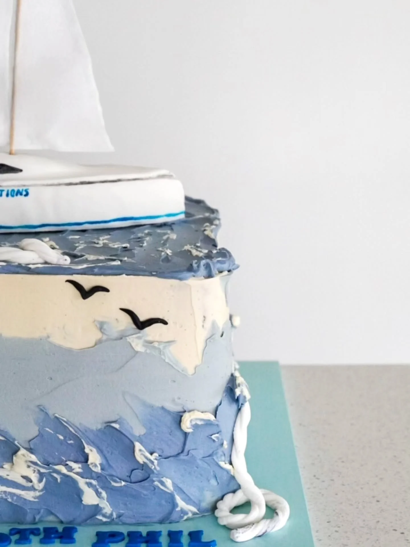 I love everything about this cake. And as a caker, I dont say this often. Not that I dislike the cakes I make...Just there's always a little tiny detail that bugs me, or simething I feel I've done wrong. Things that no one else would notice but my br