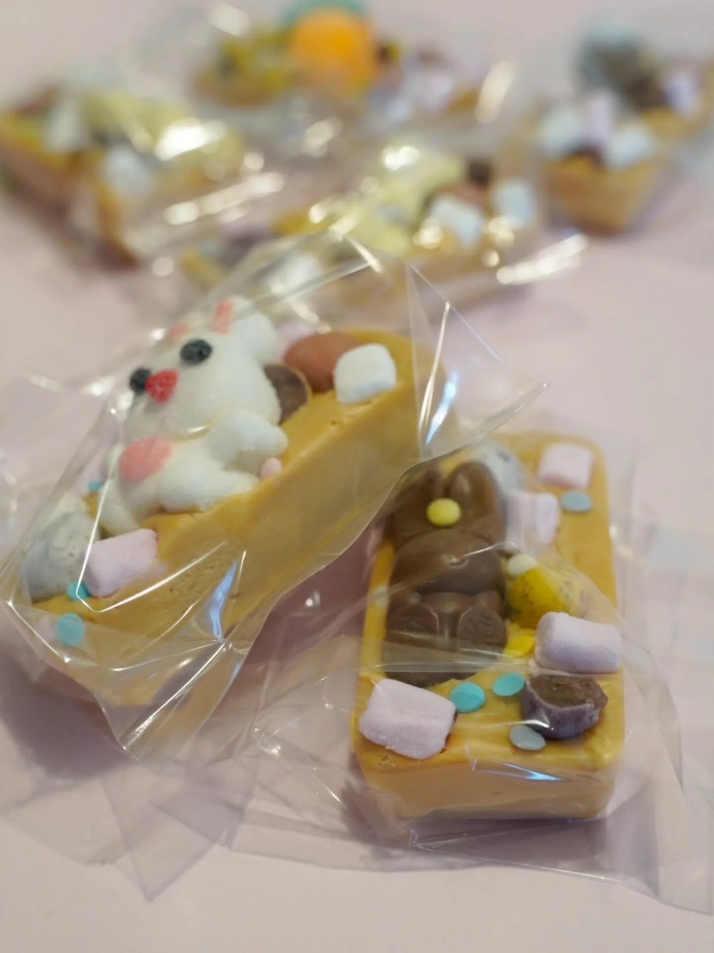 Final item added to my Easter options this year, the Loaded Easter Fudge bar!

Delicious white chocolate fudge topped with Easter goodies!! 

Go and check out all my options via my website 

#Easter #auckland #fudge #easterfudge