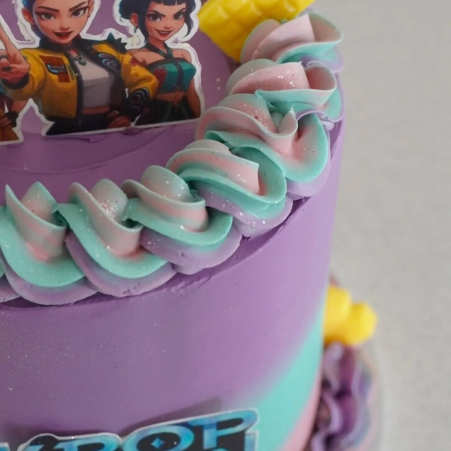 Swipe to see a collection of kid birthdsy cakes from the past few months. 

Mix of edible prints, fondant work and painting. 

#kidscake #birthdaycake #cake #auckland #northshore