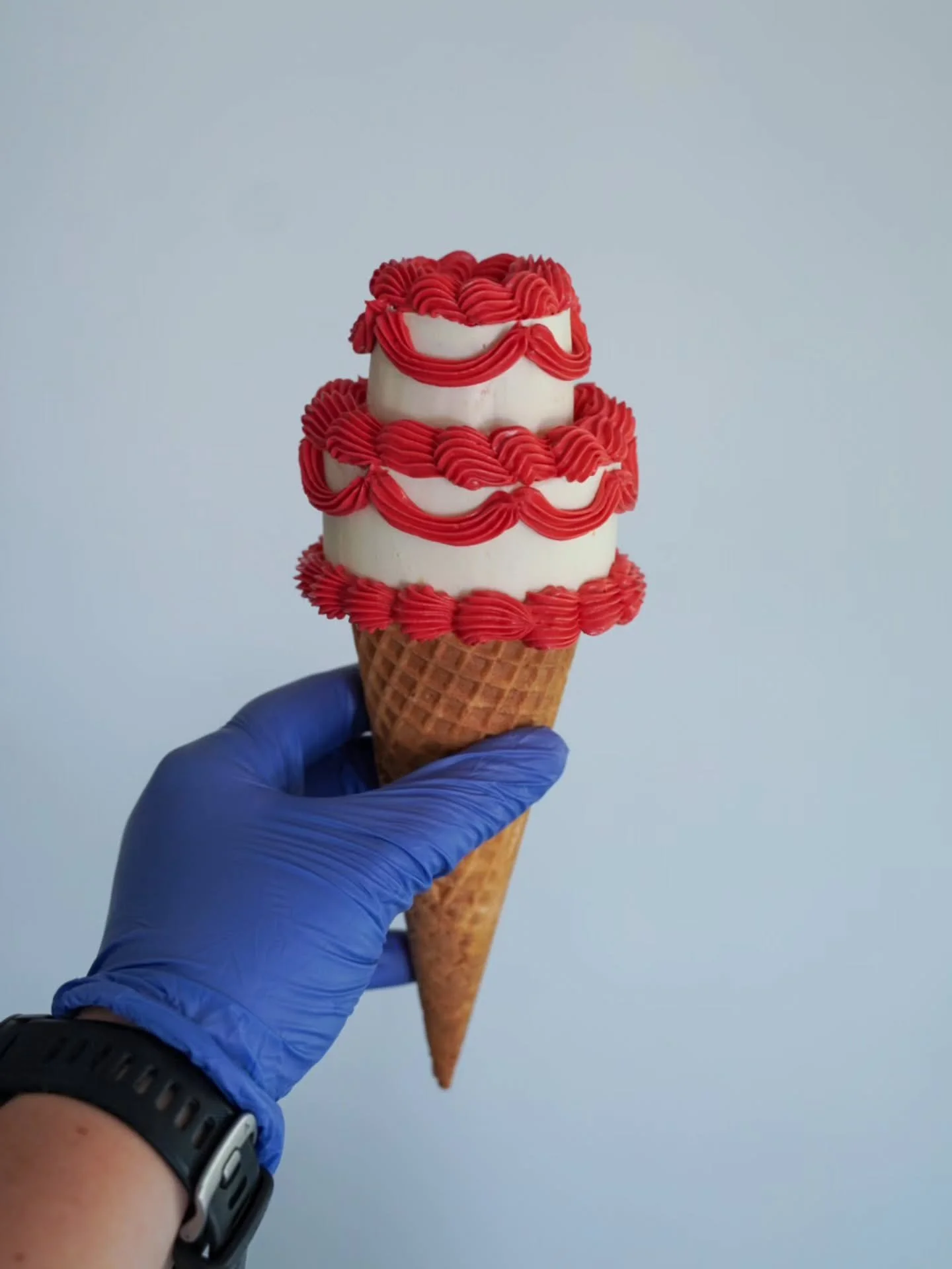 I mean.......is this the cutest cake cone ever?!?!?! A customer sent me images of cake cones and the kind of piping she wanted and I was pretty excited to make it!

Packaging it on the other hand was.....interesting 😂😂😂 lots of tries to figure out