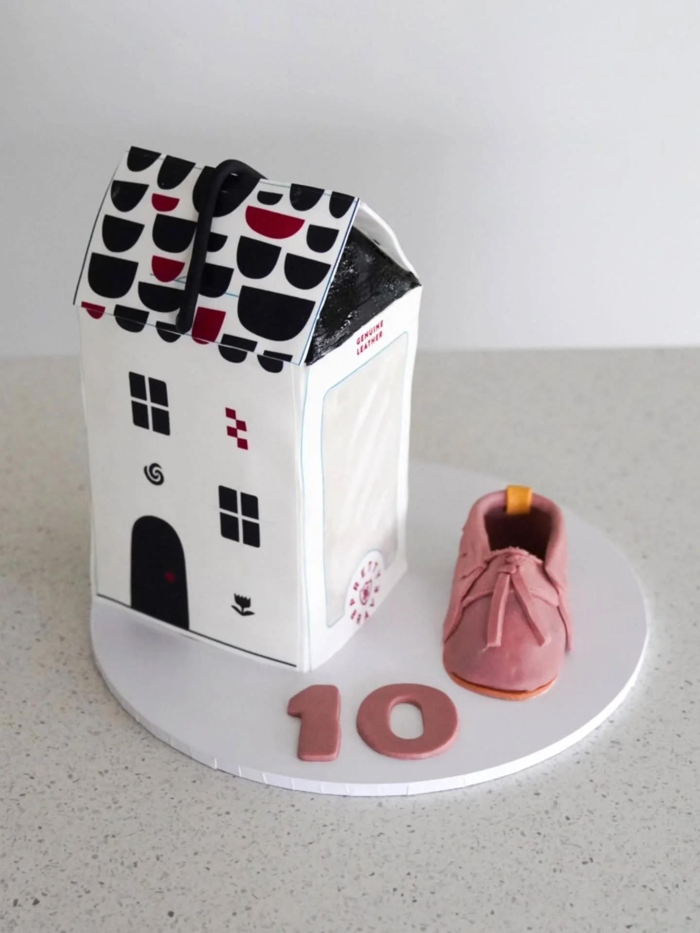 I recently had the privilege of creating this 10 year Celebration cake for @pretty.brave which included the baby box and iconic Baby Mocs. 

Such an achievement so 👏👏👏👏 to 10 years!!

Swipe to see cake vs box!

#birthdaycake #celebrationcake #10y