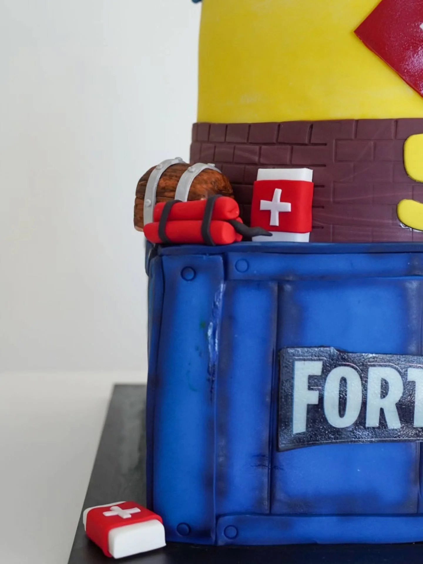 This one was such a fun mix 🎮💥

When you can&rsquo;t pick just one theme&hellip; you go for ALL of them across 4 tiers!! Plus a removable keepsake cake topper. 

Fortnite, Roblox, Lego vibes for a lucky 5-year-old!!

#kidsbirthdaycake #aucklandcake