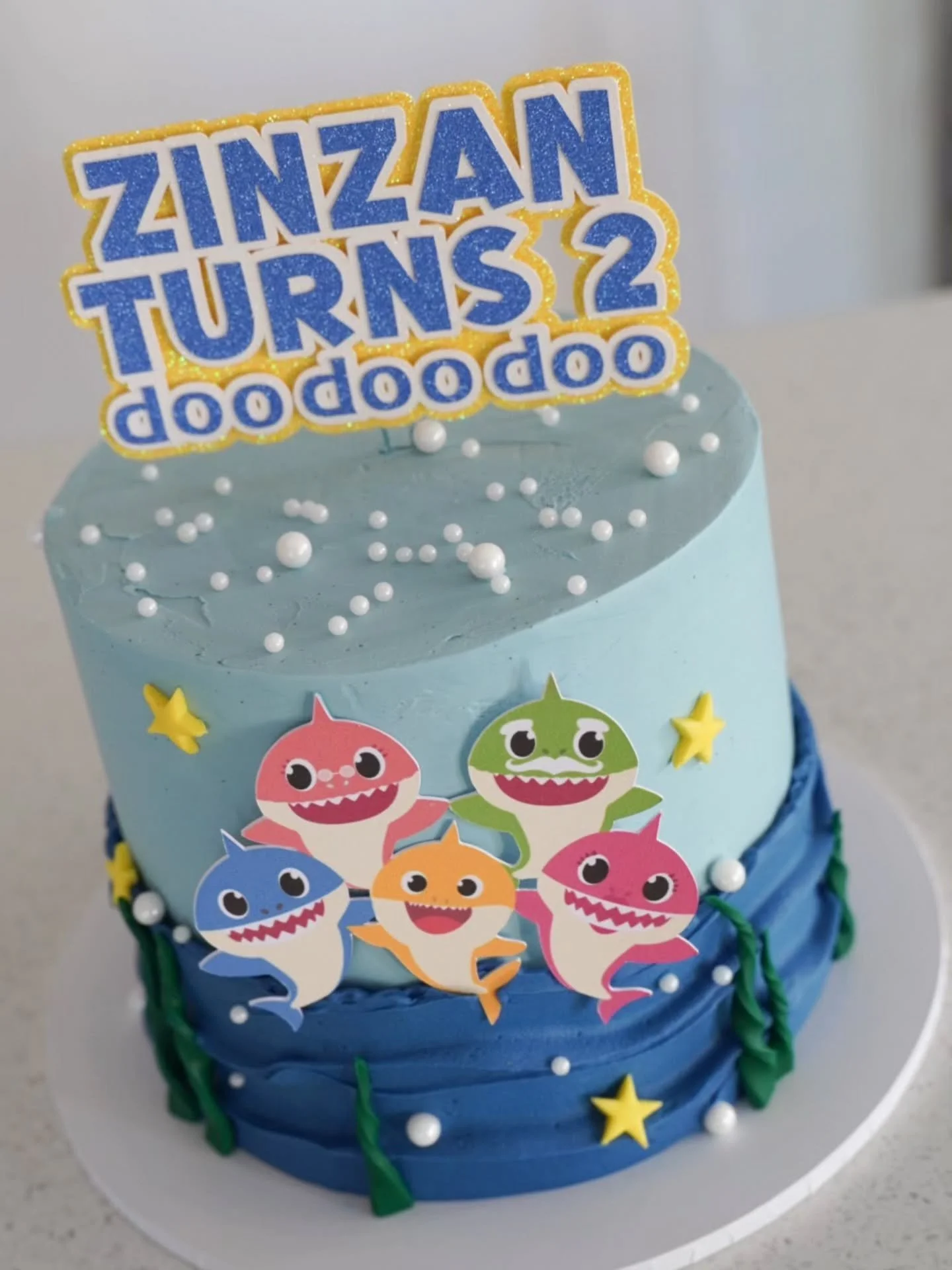 Awesome @toppersand_tags topper to finish off this super fun baby shark cake! 

Love making custom cakes as its so fun adding the little details on 💜

#babysharkcake #aucklandcake #nzcake #customcake