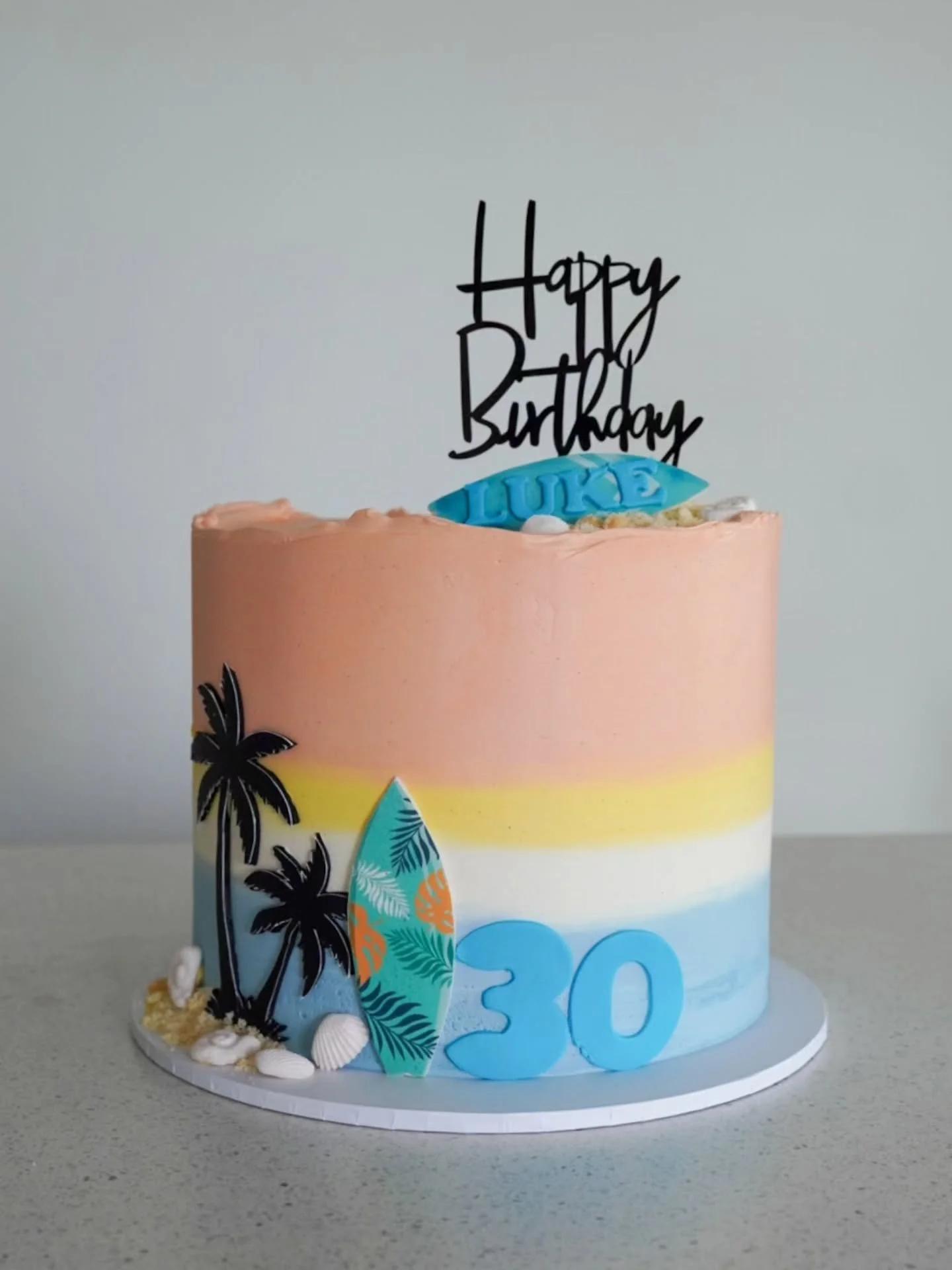 In LOVE with this one. Mixing buttercream, fondant and edible prints for a fabulous finish!! Even if I do say so myself 😉😉

#nzcake #aucklandcake #edibleprint #surfercake