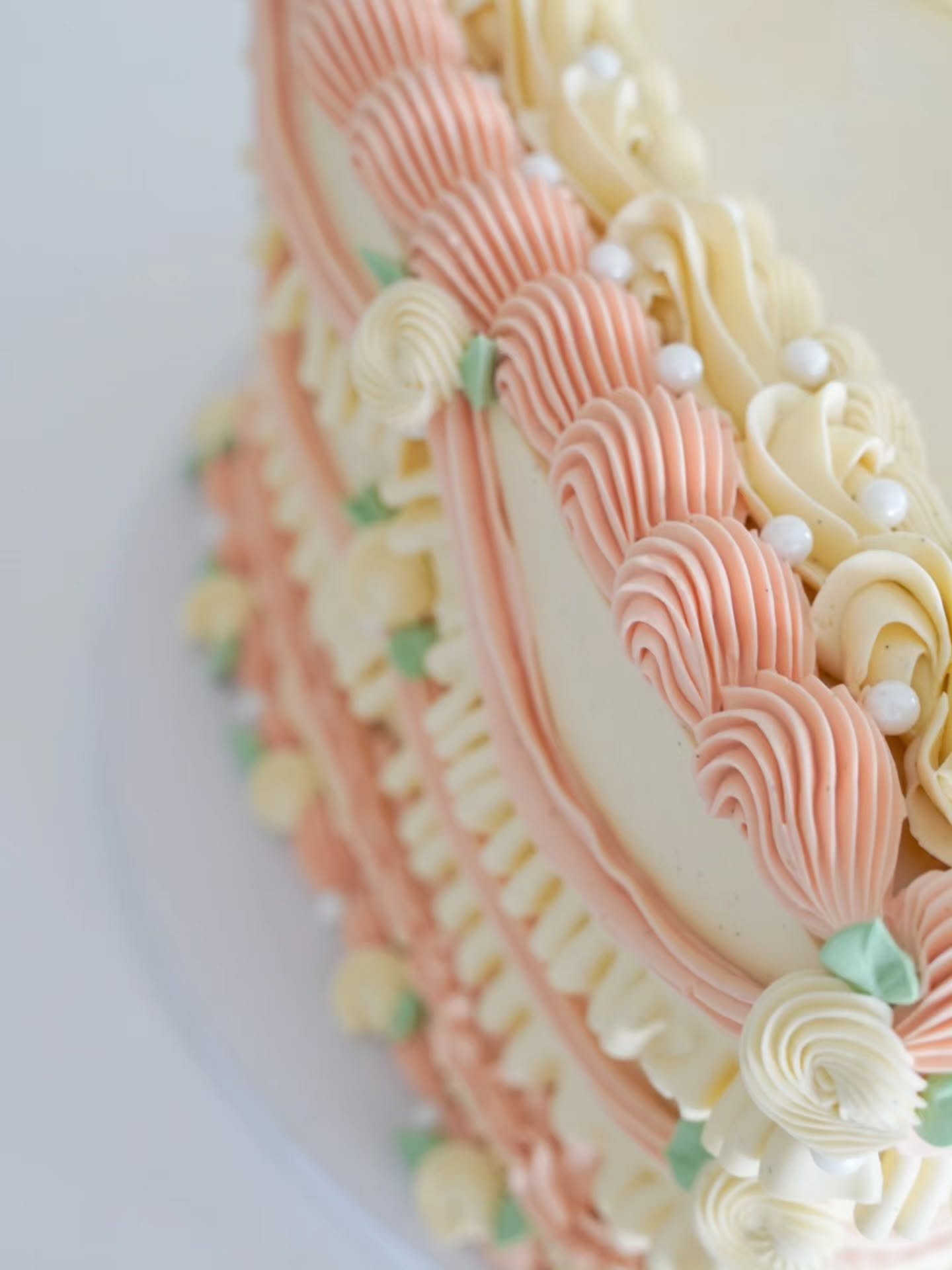Did you know that the inside of the cake can be any flavour? Chocolate, ganache, coffee, banana....whatever you fancy! 

Then the outside is decorated in vanilla so that any colour can be chosen. 

Cool ey?!

P.S. I'm in love with the vintage piping 