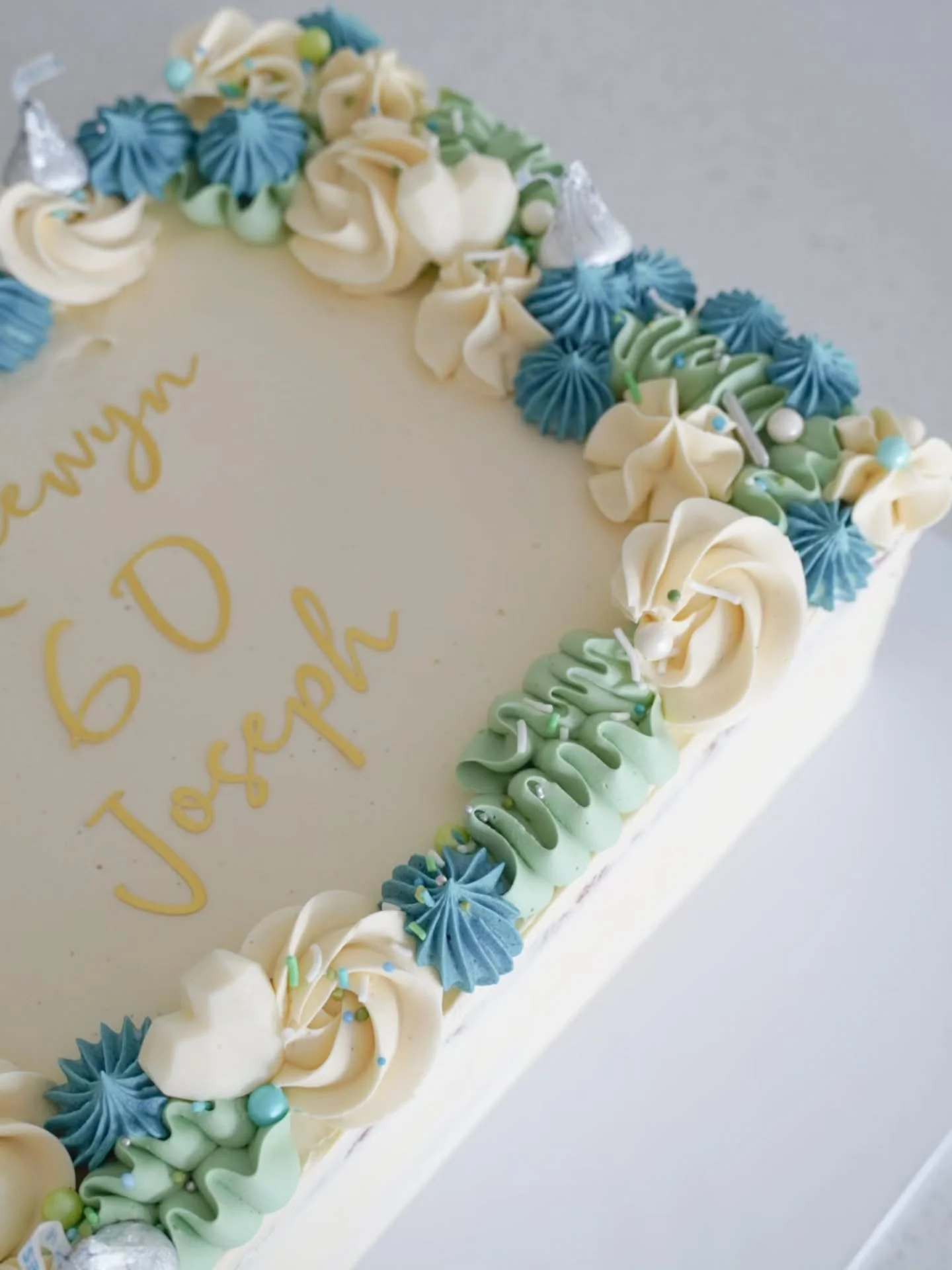 Thanks to @toppersand_tags for this stunning topper that finished this cake off perfectly 👌👌

This cake is available to purchase via my website under 'quick order cakes' 💜💜

#nzcake #aucklandcake #birthdaycake #torbaycake