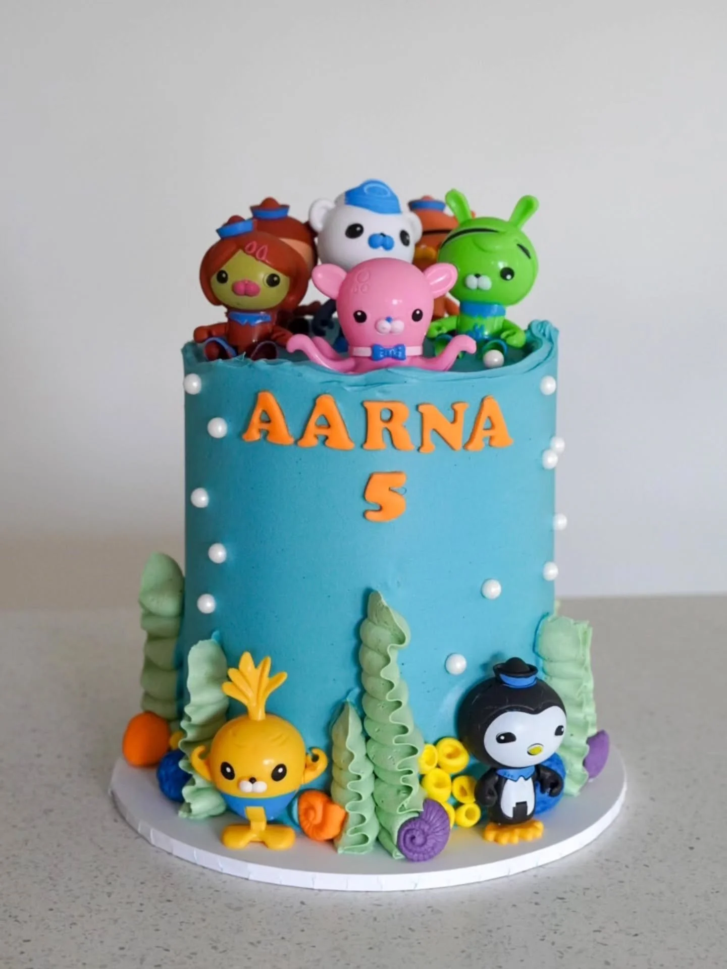 Combining cake, buttercream, sprinkles, fondant and toys to make the best combo! 

#kidsbirthdaycake #celebrationcake #nzcake #aucklandcake #birthdaycake