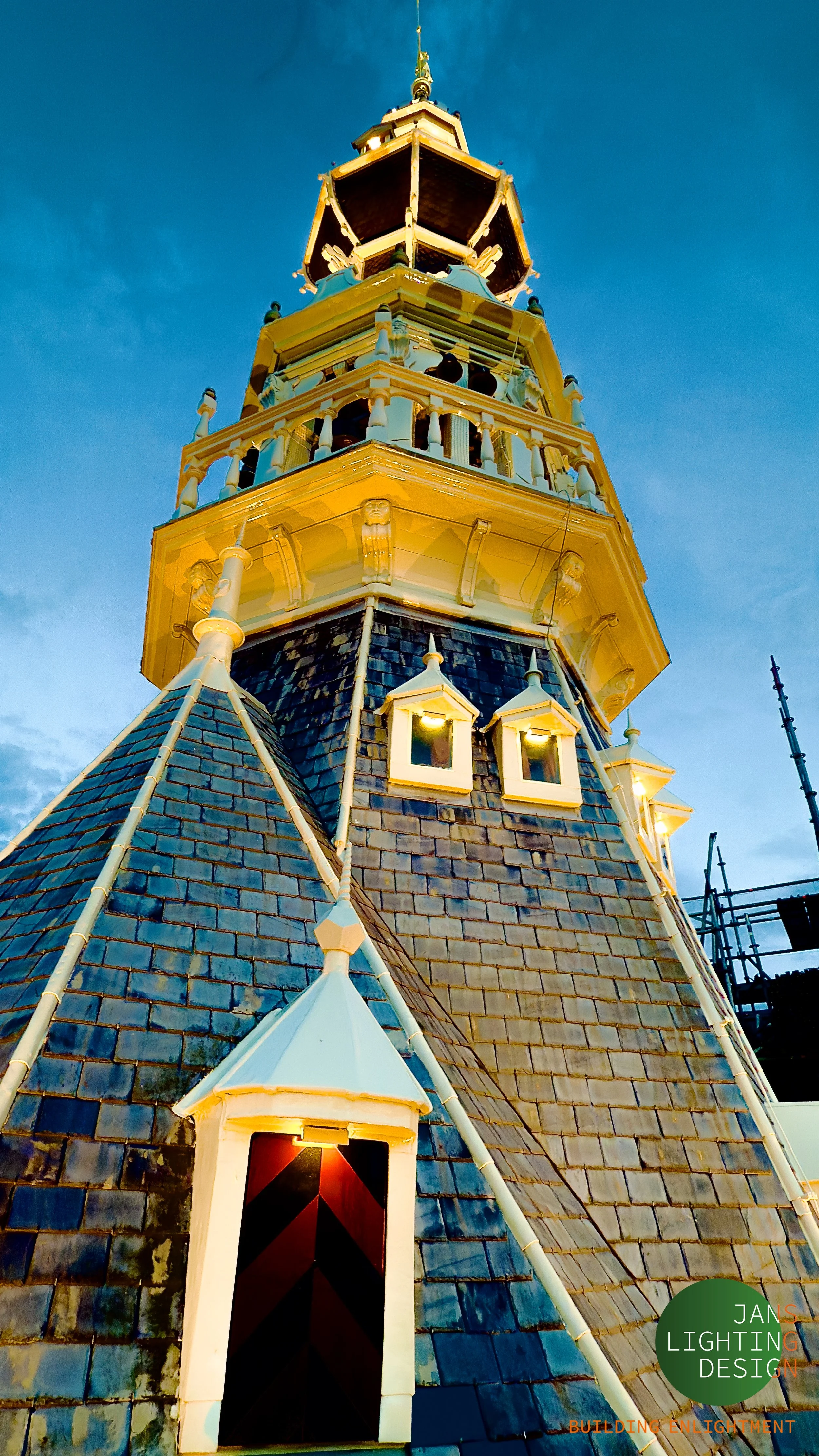 JANS Lichtontwerp voor de Oude Stadhuistoren te Zierikzee. Deze in een 2 tinten wit licht opgebouwd ontwerp sluit naadloos aan bij de OVL te Zierikzee en de ambitie van de gemeente Schouwen-Duiveland :. "monumenten duurzaam verlicht"