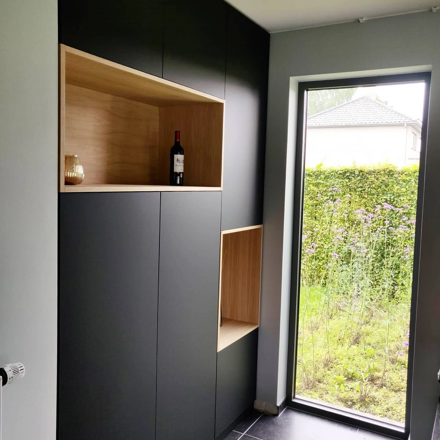 Maatkasten met matzwarte deuren en eiken nissen 👌 

#maatkast #oak #wooddesign #selfmade