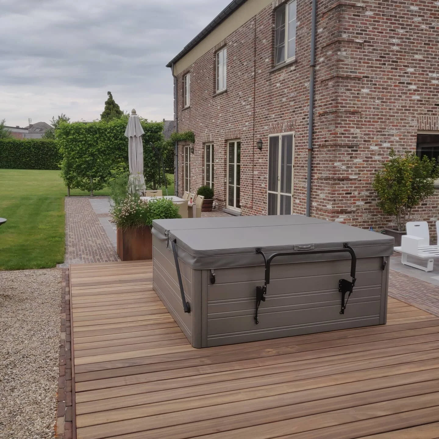 Terras in Padouk met onzichtbare montage 👌

#wood #padouk #terras #jacuzzi #carpenter #hardwood #woodcraft