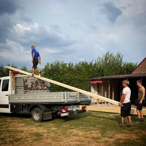 Heavy lifting! 💪🏼

Ook voor grootschalige buitenprojecten kunnen jullie bij ons terecht. 

#woodworking #poolhouse #maatwerk #teamwork #bouwproject #douglas