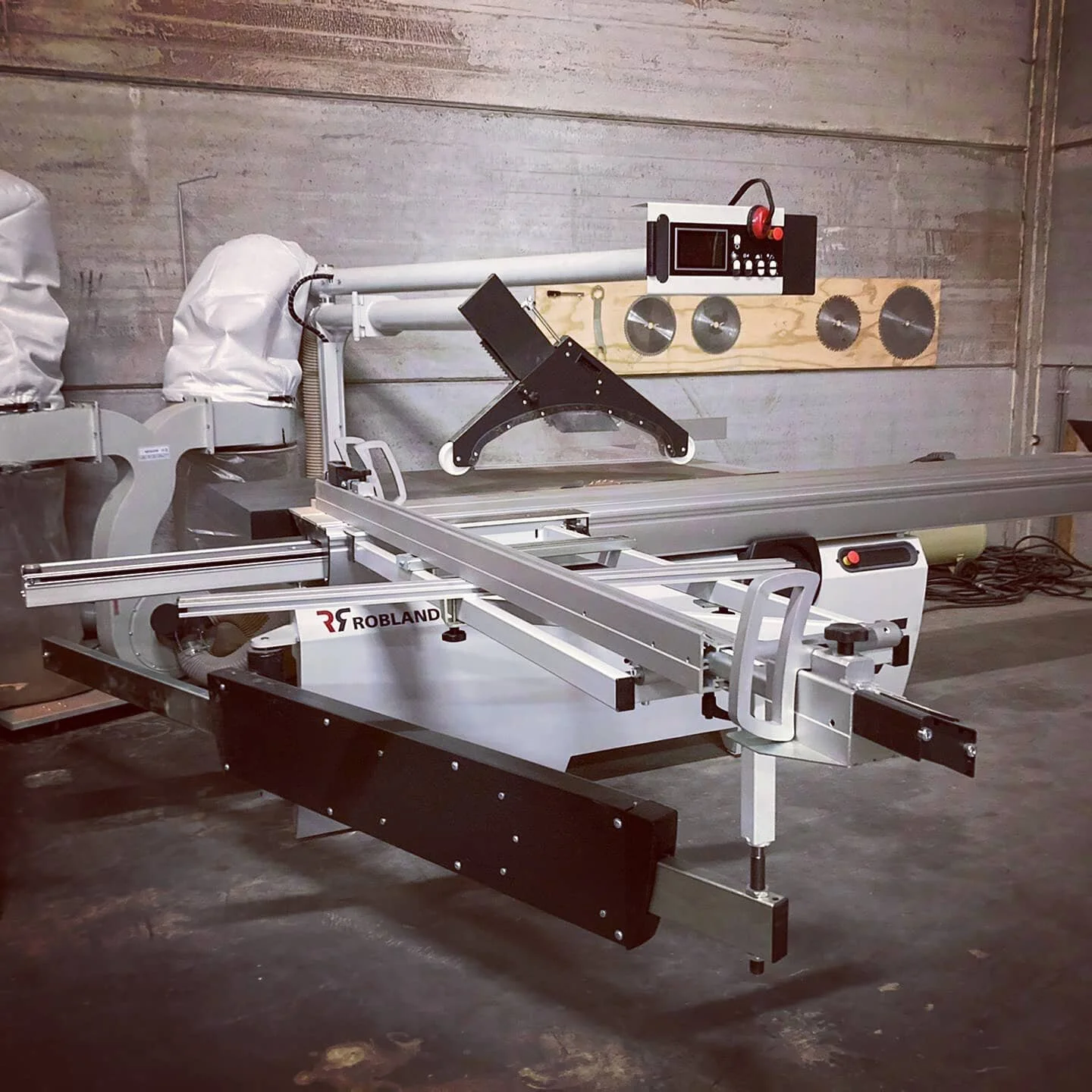 Welcome to the family! 

We zijn er klaar voor om al jullie maatwerk aan een toptempo uit te voeren! 

#paneelzaag #maatwerk #robland #inbouwkasten #woodjoy #leitz #woodworking #oak #furniture  #slidingsawtablemachine  #wooddesign  #machineporn