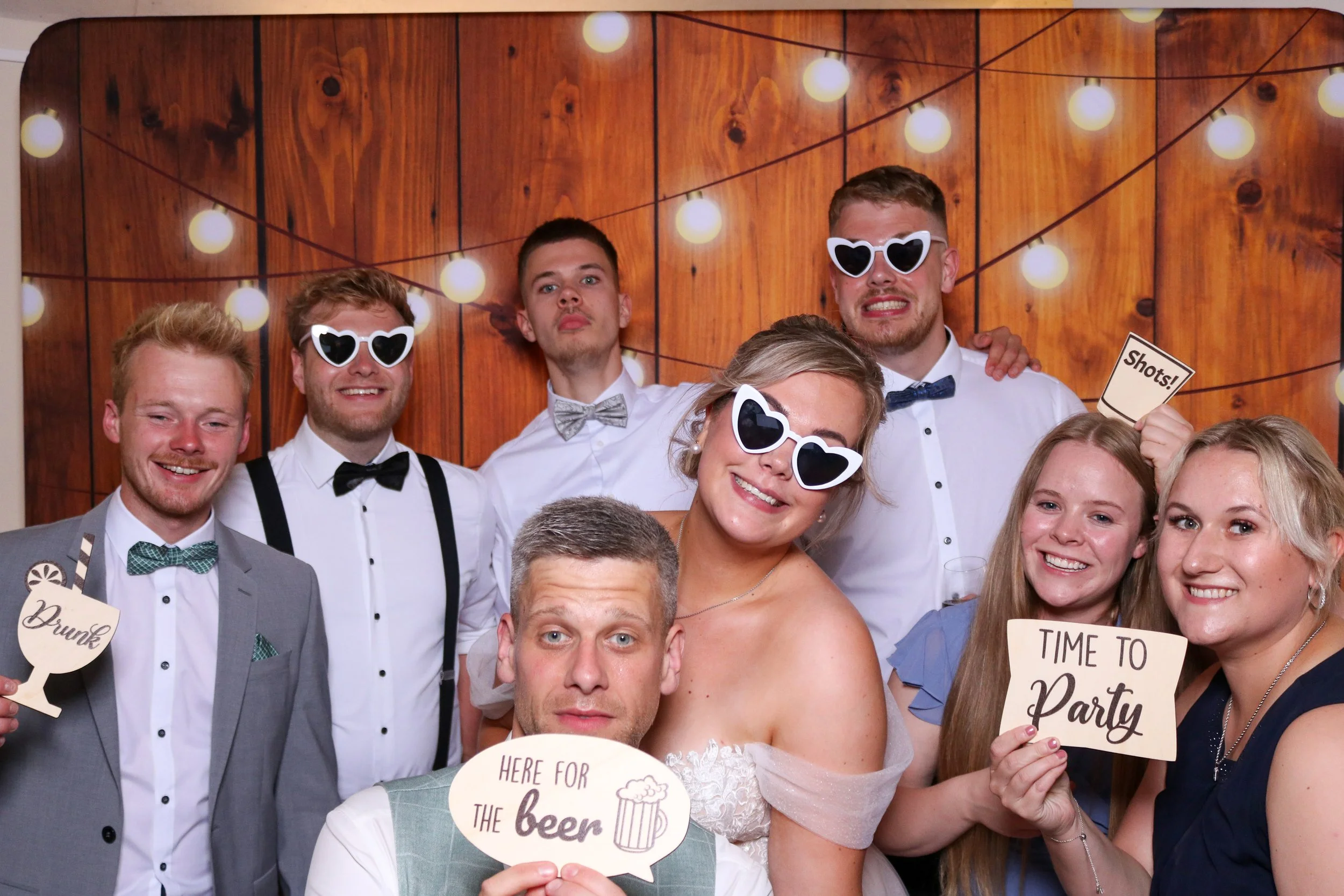 Fotobox mieten in Rastede. Der Partyspaß für deine Hochzeit, Firmenfeier oder Geburtstag in Rastede und umzu. Die Fotobox Rastede ist mit einer professionellen Spiegelreflexkamera und Dauerlicht ausgestattet für beste Bilder.