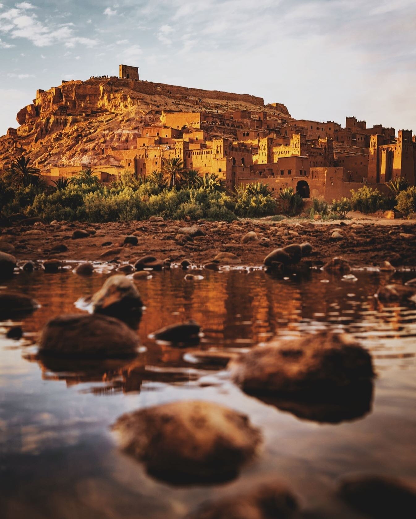 De retour au Maroc avec @terresdaventure pour guider mon atelier photo voyage dans ce pays magnifique! Parmi mes endroits pr&eacute;f&eacute;r&eacute;s, l&rsquo;intemporel A&iuml;t Ben Haddou! 
Back in Morocco with @terresdaventure to guide my travel