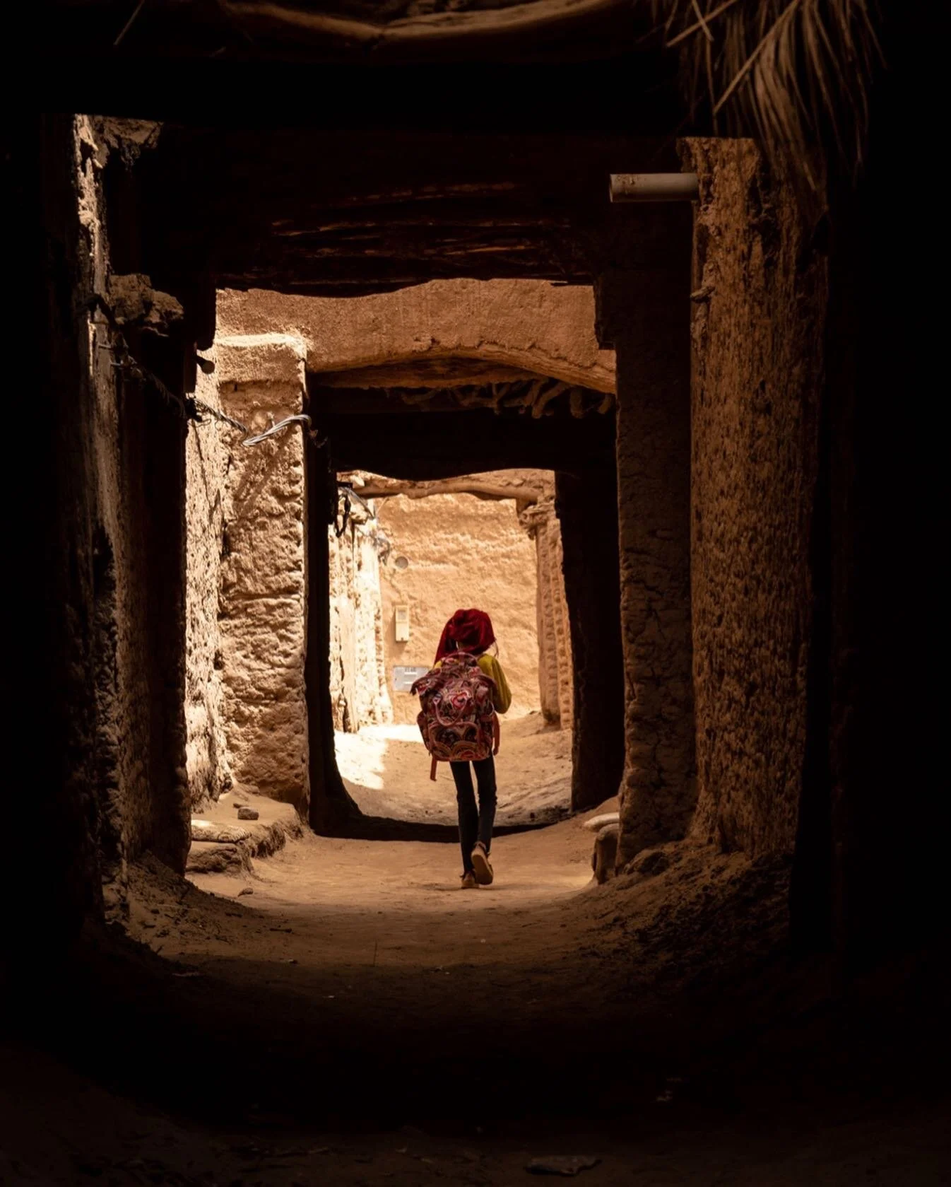 Retour de l&rsquo;&eacute;cole dans un petit village aux portes du Sahara&hellip; Back from school in a small village at the gates of the Sahara&hellip; 

📍Ksar de Bounou

@terresdaventure #maroc #morocco
