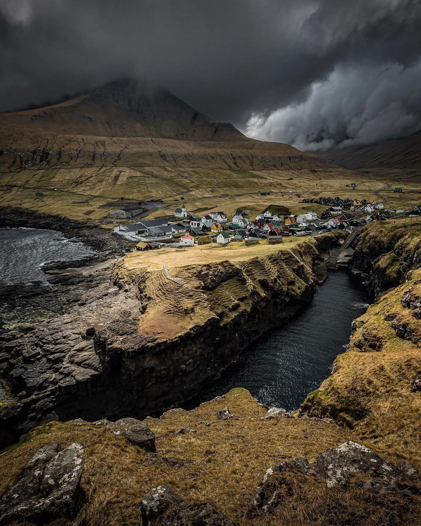 Coup de c&oelig;ur pour Gj&oacute;gv dans les &Icirc;les F&eacute;ro&eacute;, archipel autonome du Royaume du Danemark. J&rsquo;ai attendu ce reportage pendant 3 ans! 
Favorite for Gj&oacute;gv in the Faroe Islands, an autonomous archipelago of the K