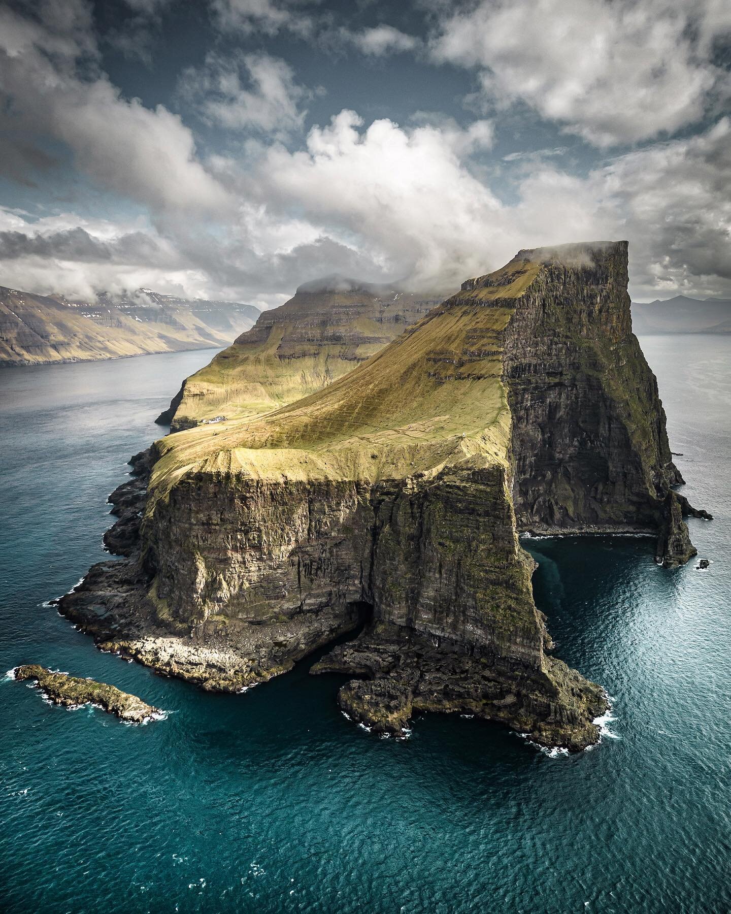 Clairement un des beaux &ldquo;hikes&rdquo; de ma vie! La &laquo; Kallur lighthouse trail. &raquo; Compl&egrave;tement d&eacute;bile! Un de mes coups de c&oelig;ur des &Icirc;les F&eacute;ro&eacute;&hellip; (La falaise de droite &agrave; plus de 700m