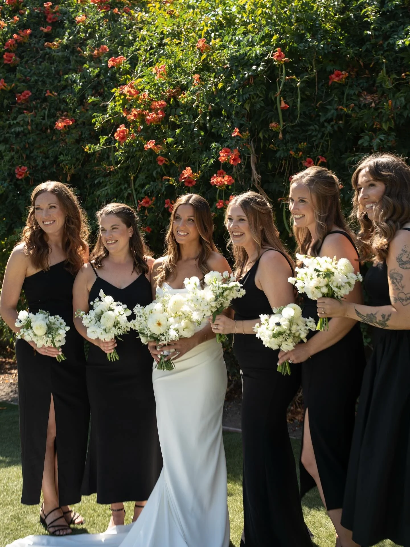 ✨ B L A C K + W H I T E ✨

Trends come and go, but black &amp; white? She&rsquo;ll never go out of style.✨
From the chic bridal party looks to her timeless bouquet, this palette proves elegance is forever.